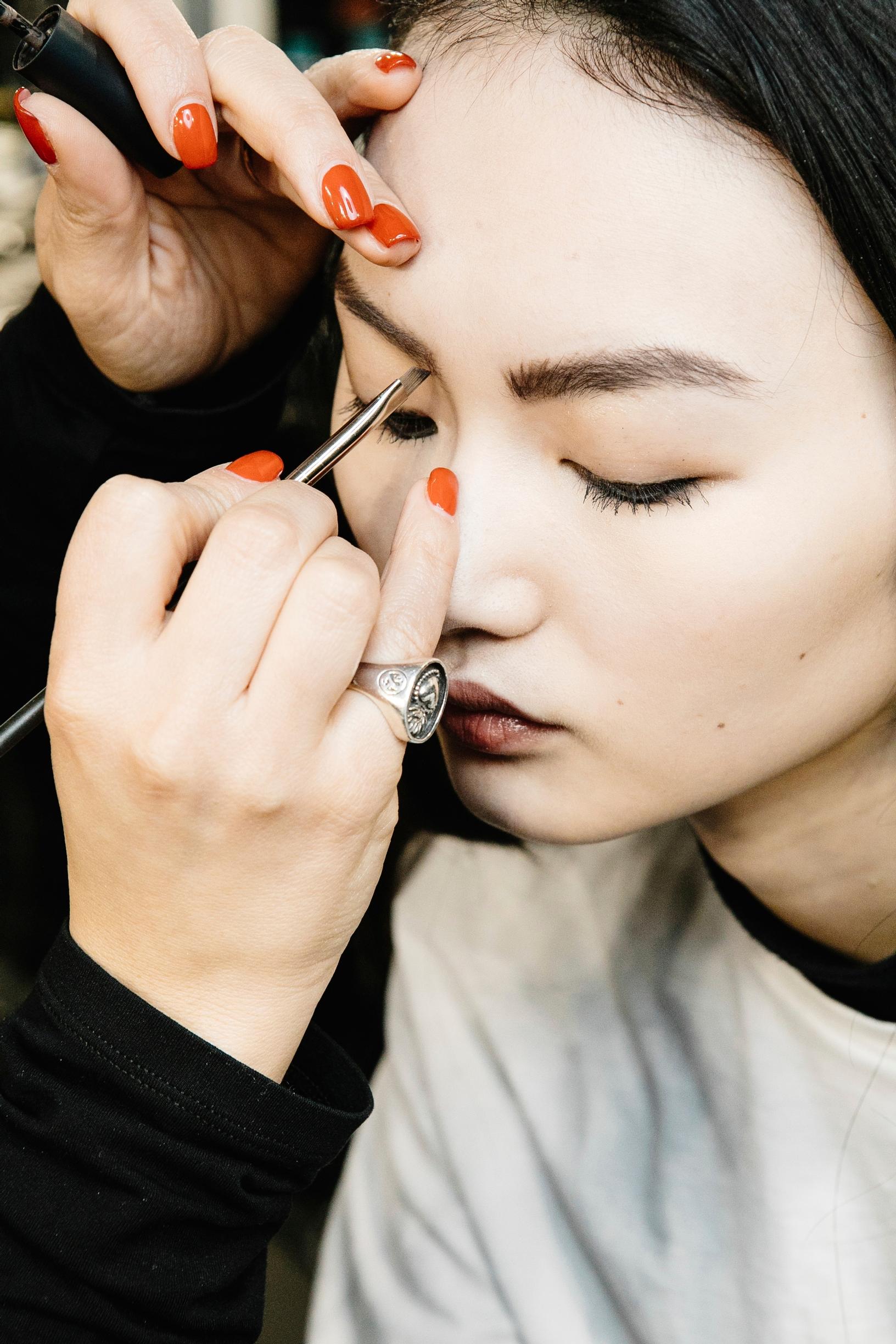 Näitä meikkejä ammattilaiset käyttävät! Luota markettiripsariin, satsaa huulipunaan, ja muut ammattimeikkaajien suositukset ja vinkit 