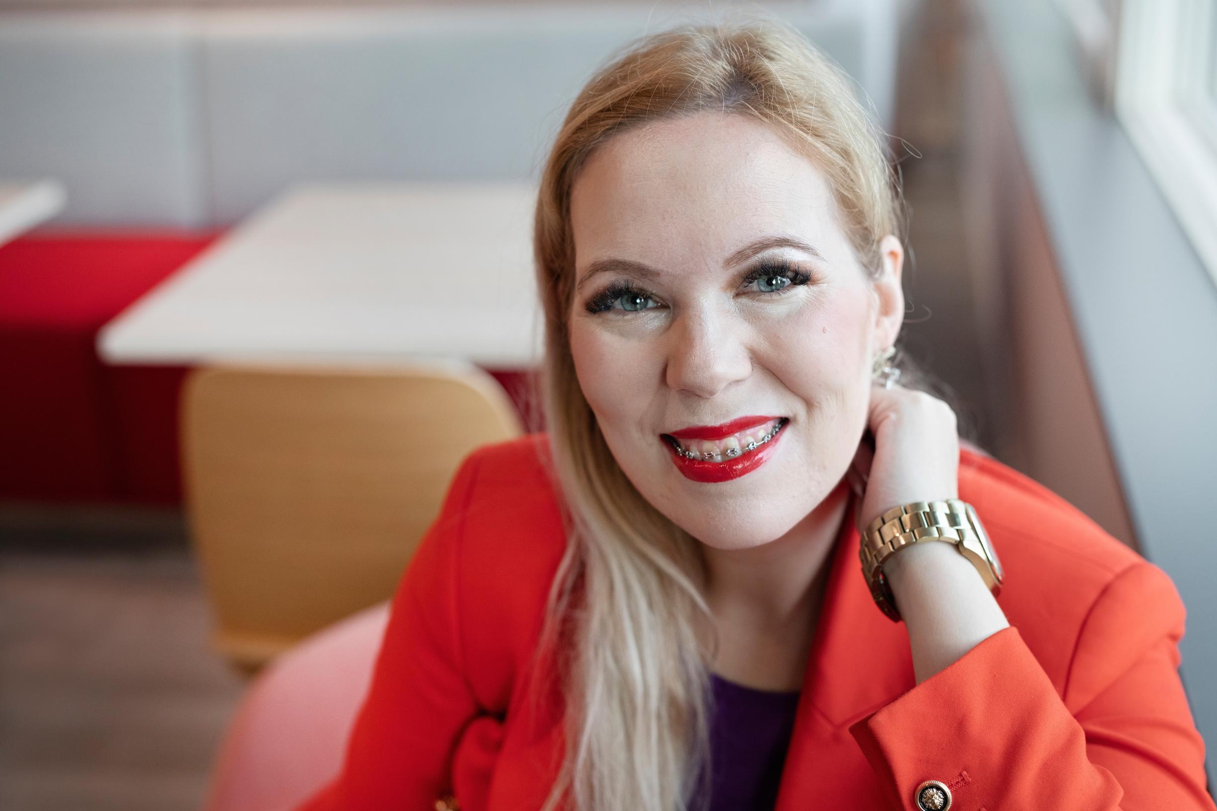 Vaikea avopurenta löytyi Ilonalta vasta aikuisena, ja se johti leukaleikkaukseen ja oikomishoitoon – ”Mietin, olenko uskottava johtaja raudat suussa”