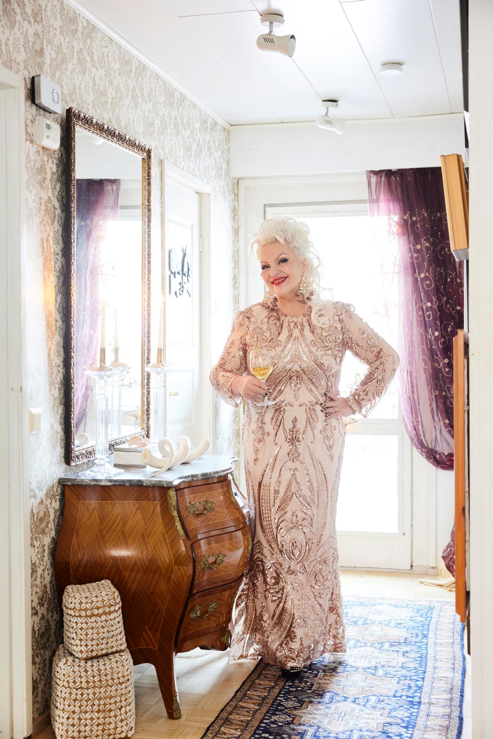 Viiniyrittäjä Liisa Tirrosen koti säihkyy ja kuplii juhlatunnelmaa: ”Tykkään sekoittaa tyylejä”