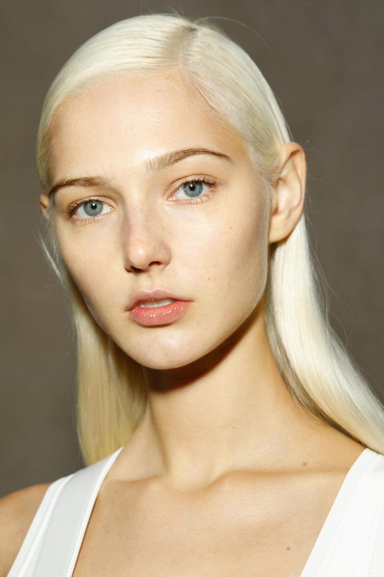 Blondi, nyt laitetaan kotihoito kuntoon! Vaaleat hiukset pysyvät hehkuvina näillä vinkeillä