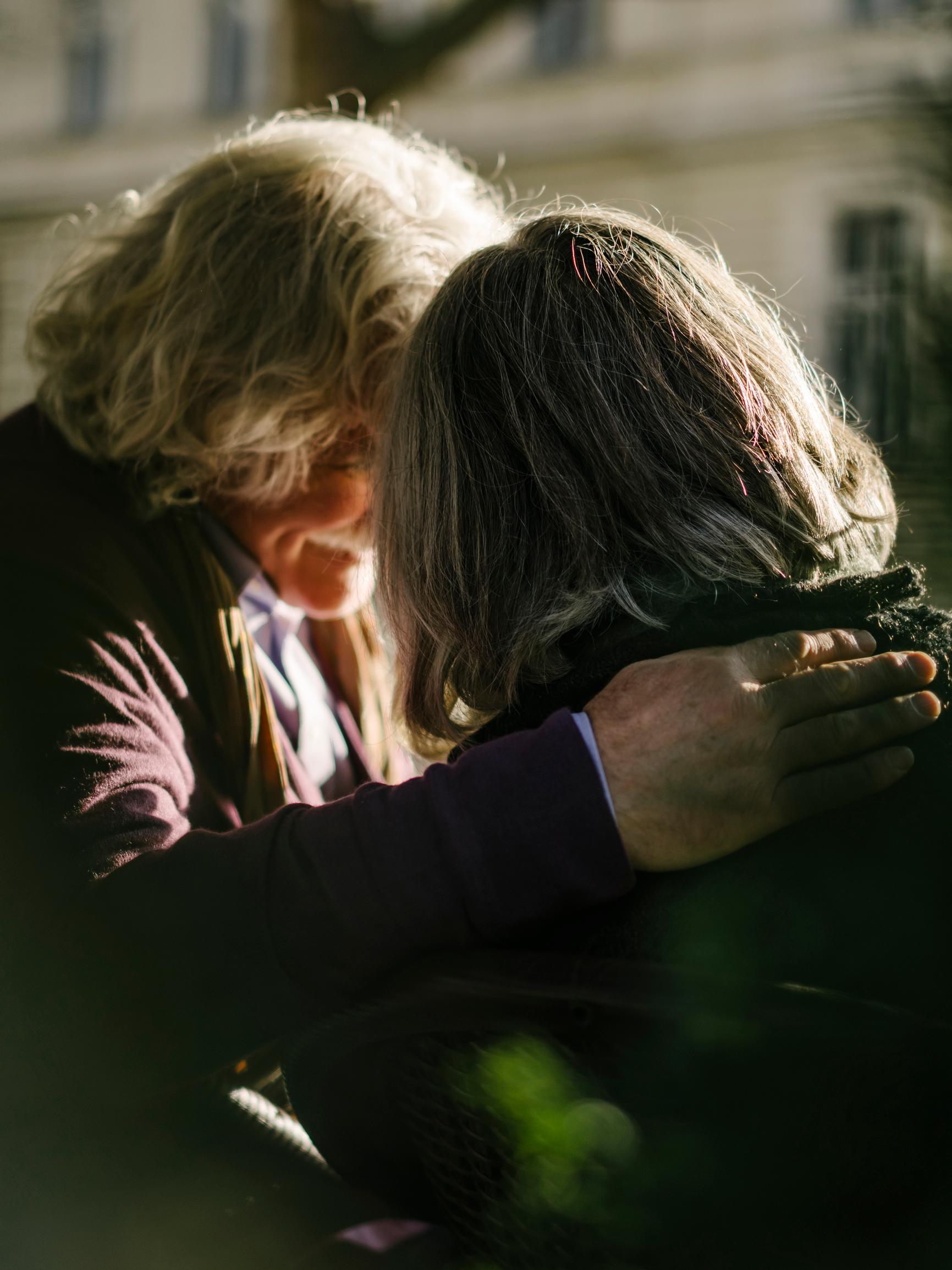 Miten antaa anteeksi lapsuuden trauma, selkään puukotus tai pettäminen? Psykologi kertoo, missä vaiheessa ammattiapu voi olla tarpeen