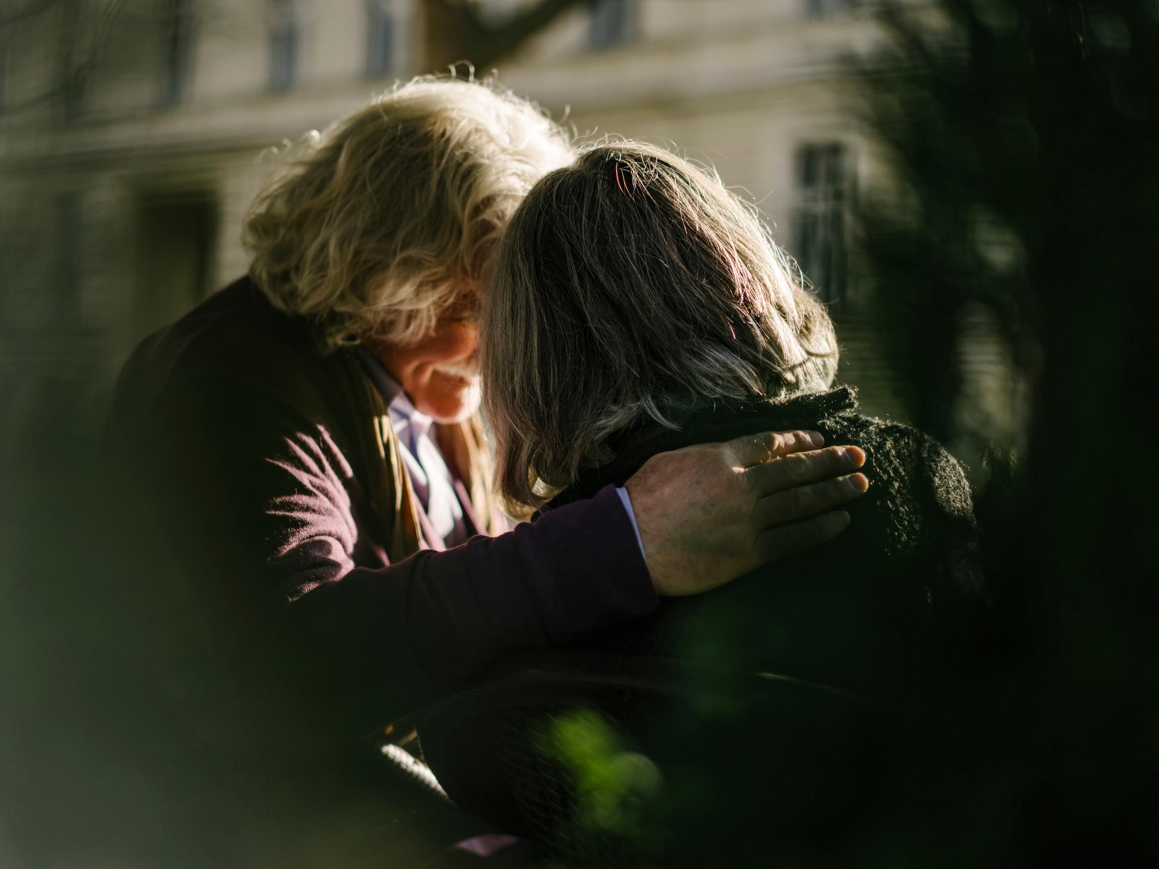 Miten antaa anteeksi lapsuuden trauma, selkään puukotus tai pettäminen? Psykologi kertoo, missä vaiheessa ammattiapu voi olla tarpeen