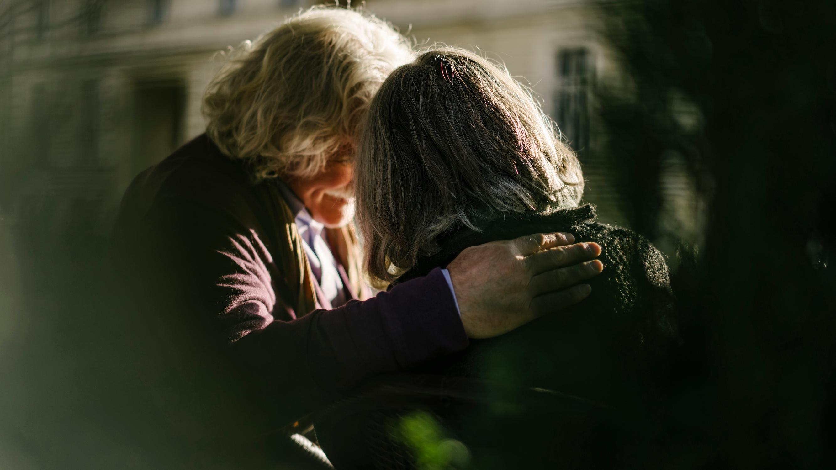 Miten antaa anteeksi lapsuuden trauma, selkään puukotus tai pettäminen? Psykologi kertoo, missä vaiheessa ammattiapu voi olla tarpeen