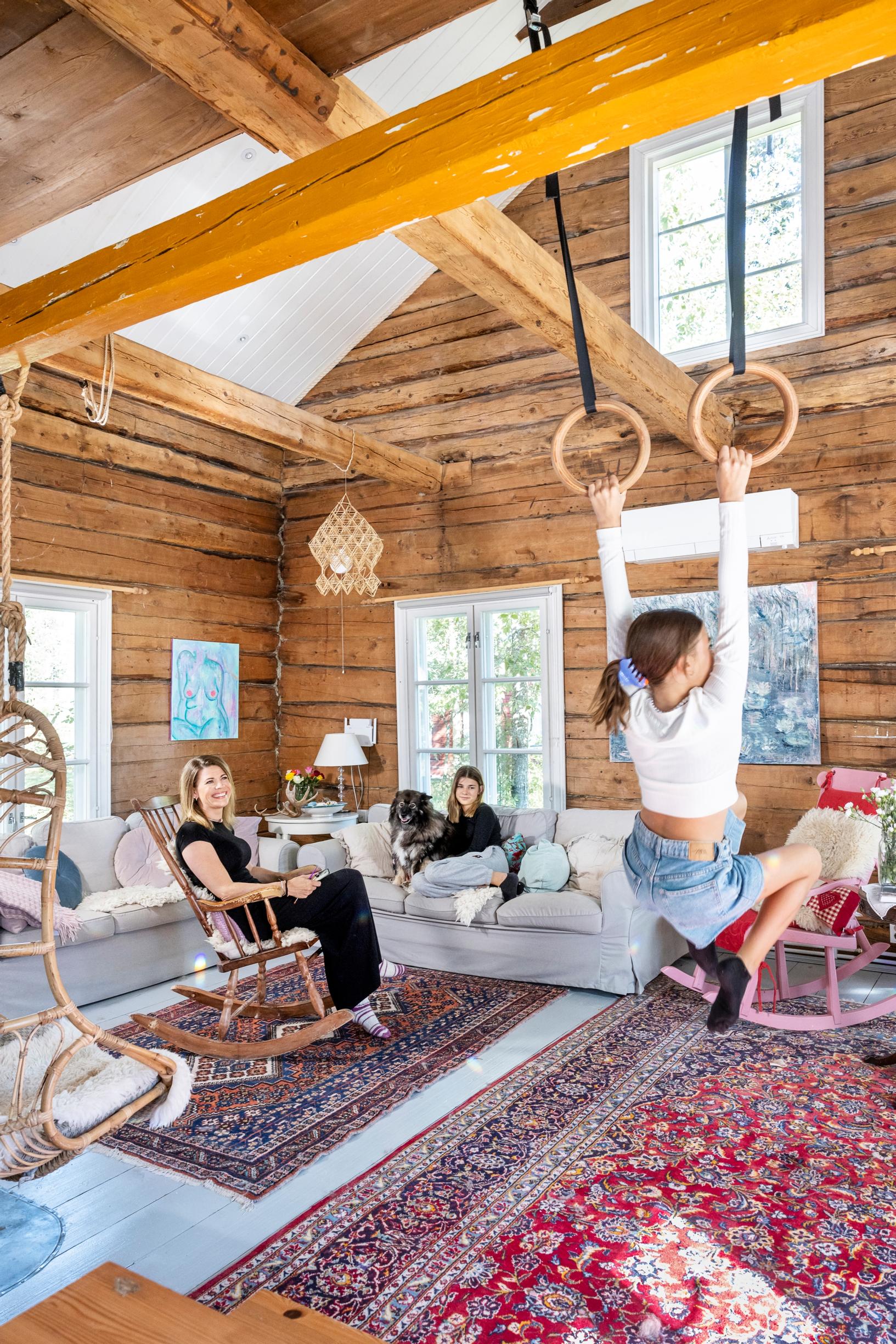 Pirtti on avara, koska sen yläpuolelta purettiin välikatto. Inari Fernándezin lempipaikka kodissa on keinutuoli, joka oli siellä valmiina. Perheeseen kuuluvat tyttäret Ronja ja Lucía sekä lapinkoira Pimu.