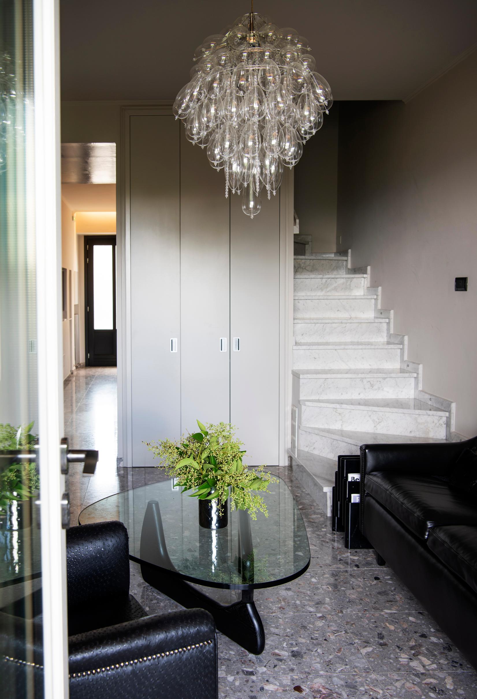 Yläkertaan johtavat portaat purettiin ja rakennettiin kokonaan uudestaan toisin päin. Paikallinen yritys teki portaat Carraran marmorista, josta on tehty myös keittiön ja kylpyhuoneiden tasot.