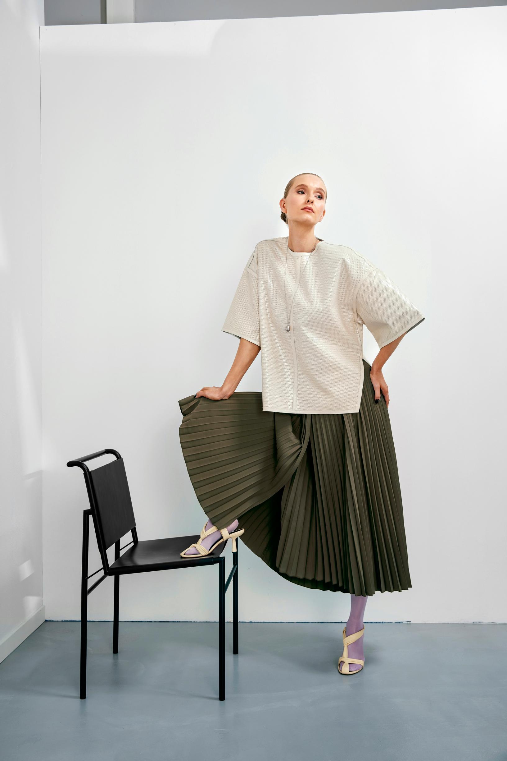 Nahkapaita 490 e, Day Birger et Mikkelsen. Hame 119 e, Second Female. Kaulakoru 55 e, Edblad. Sukkahousut 17 e,Vogue. Kengät 550 e, Neous. Roquebrune -tuoli 1 580 e, Classicon/Skanno.