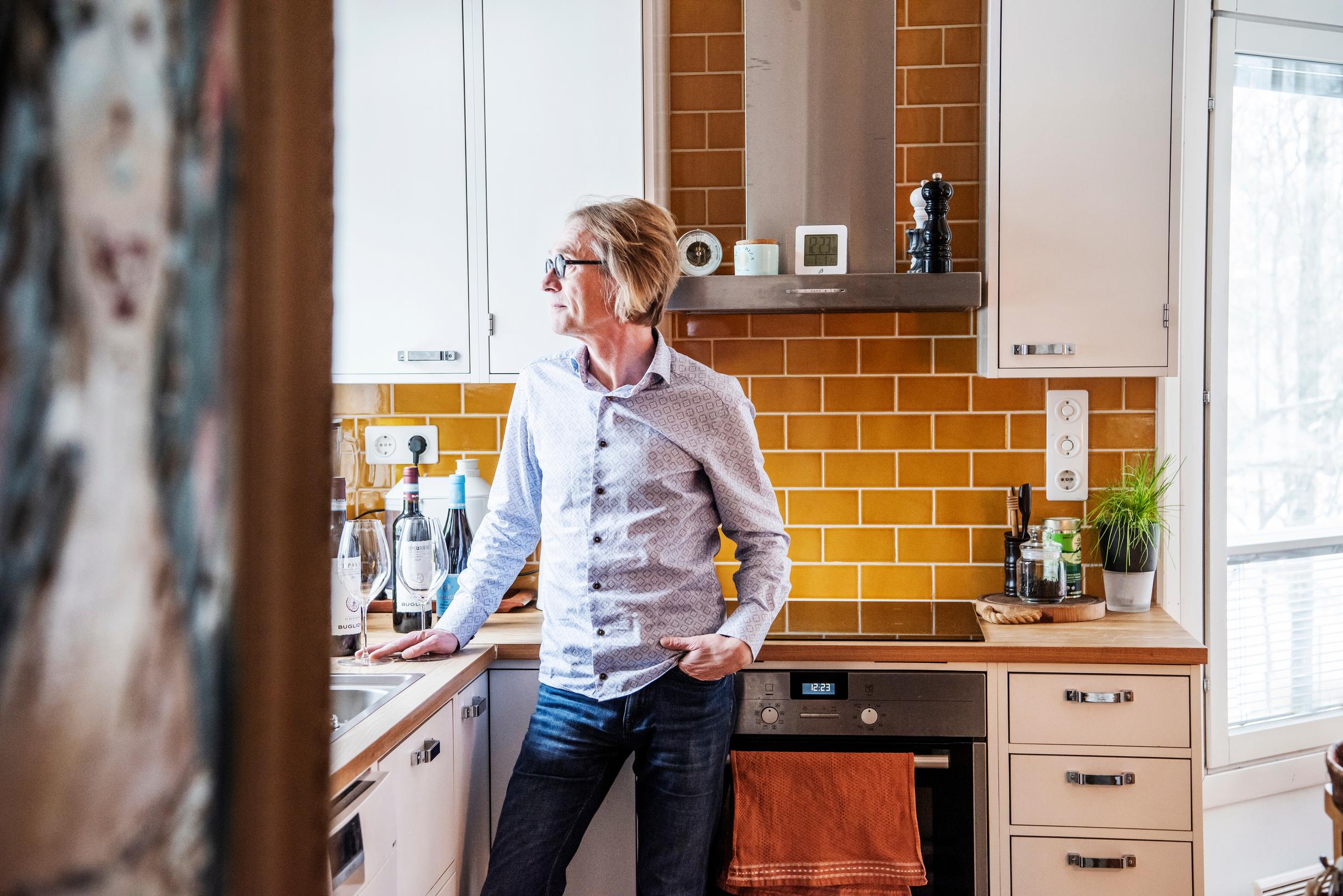 Mika kokkaa keittiössään lähinnä pastaa. Sen sijaan viinit ovat hänen  ja kahden pojan yhteinen intohimo. Mika tilaa viinejä useimmiten Saksasta ja Italiasta tiloilta, joissa perhe on vieraillut.