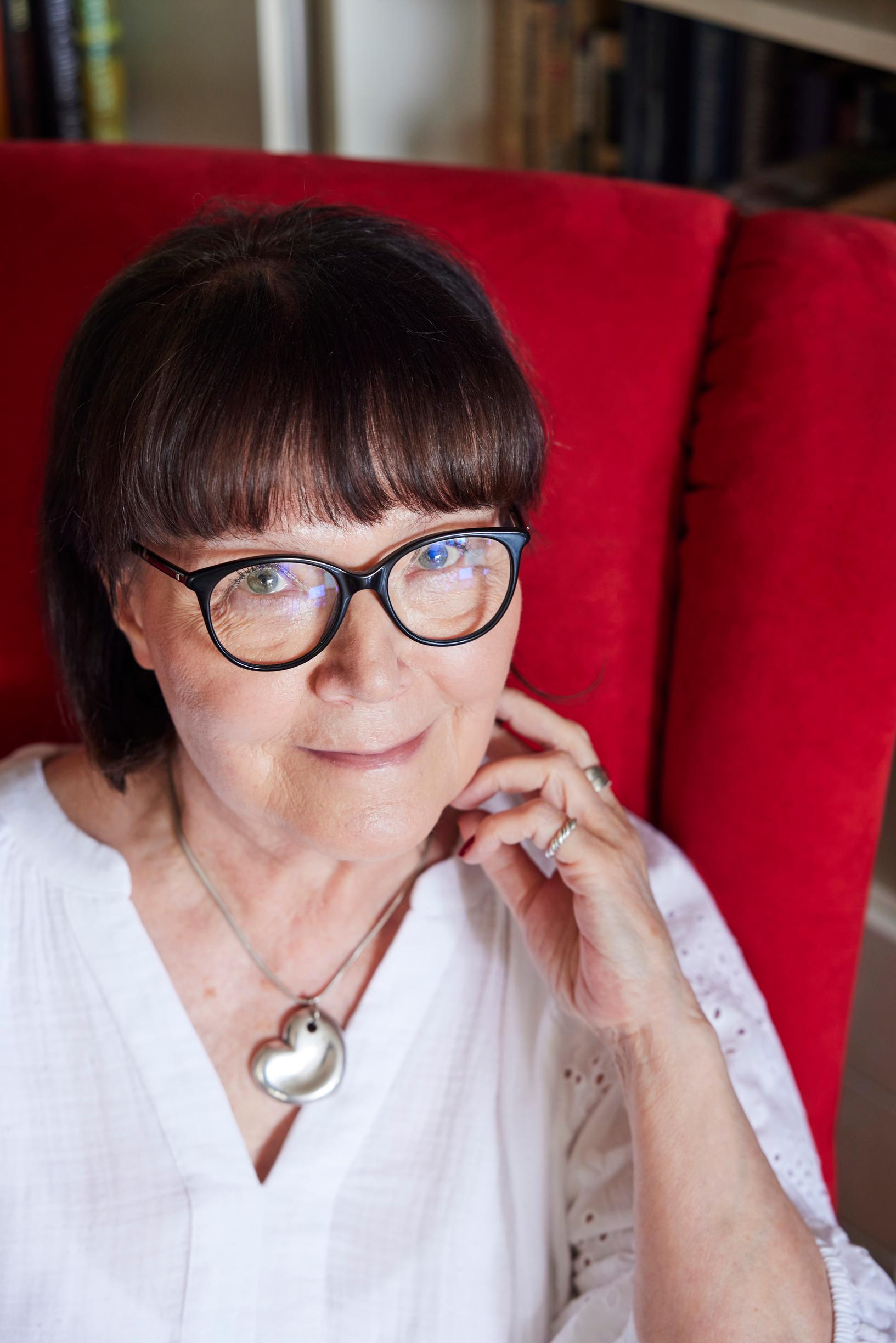 Outi Pakkasen elämässä on ollut kaksi suurta rakkautta, mutta perinteistä perhemallia hän ei ole kaivannut: ”Ilman yksinoloa tuskin voisin olla kirjailija”