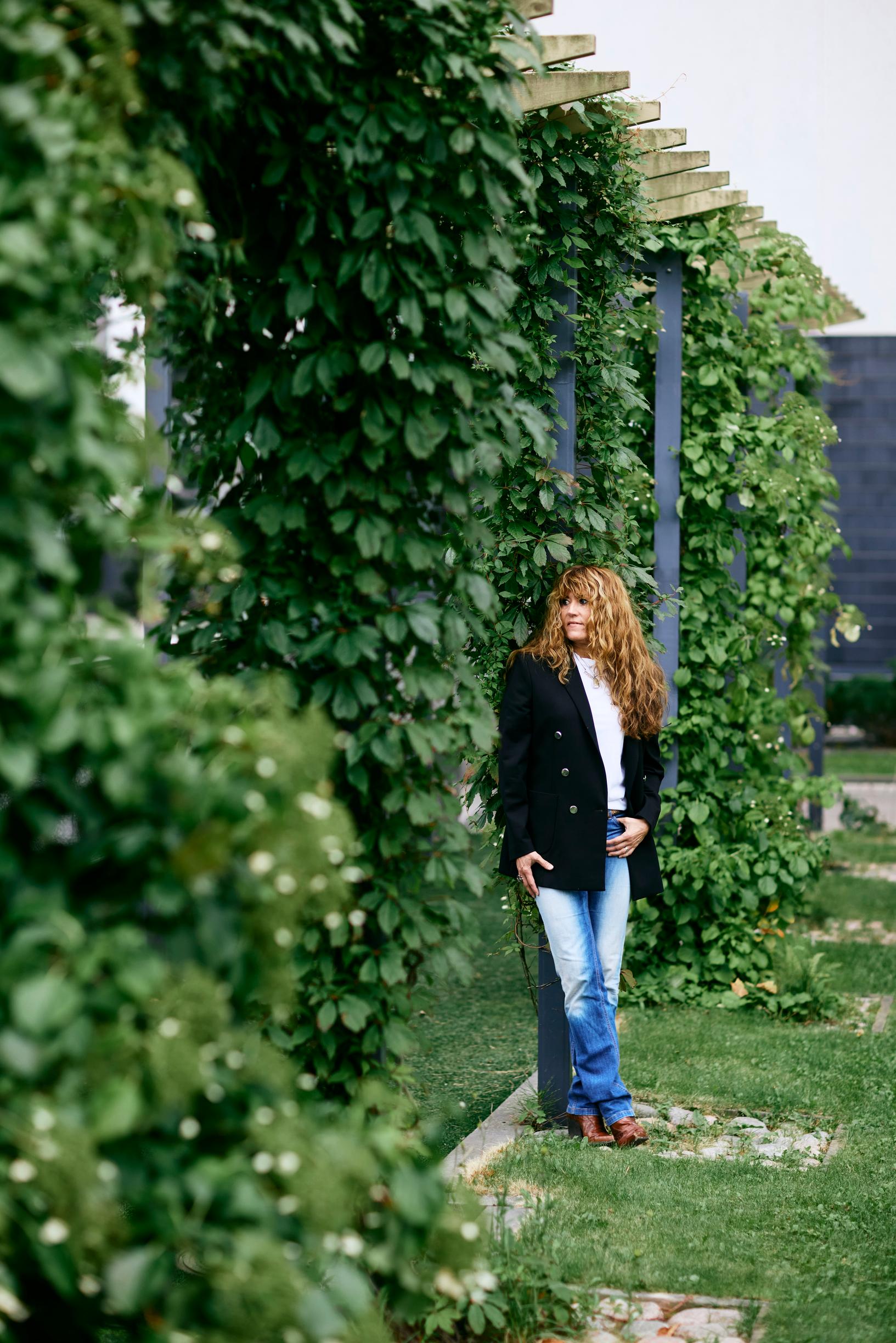 [Nanna nojaa pergolaan] ”Haluan oppia koko ajan uutta. En ole koskaan valmis, vaan minulla on aina mahdollisuus kehittyä”, sanoo Nanna, joka tuli aikoinaan tunnetuksi Idols-tuomarina.