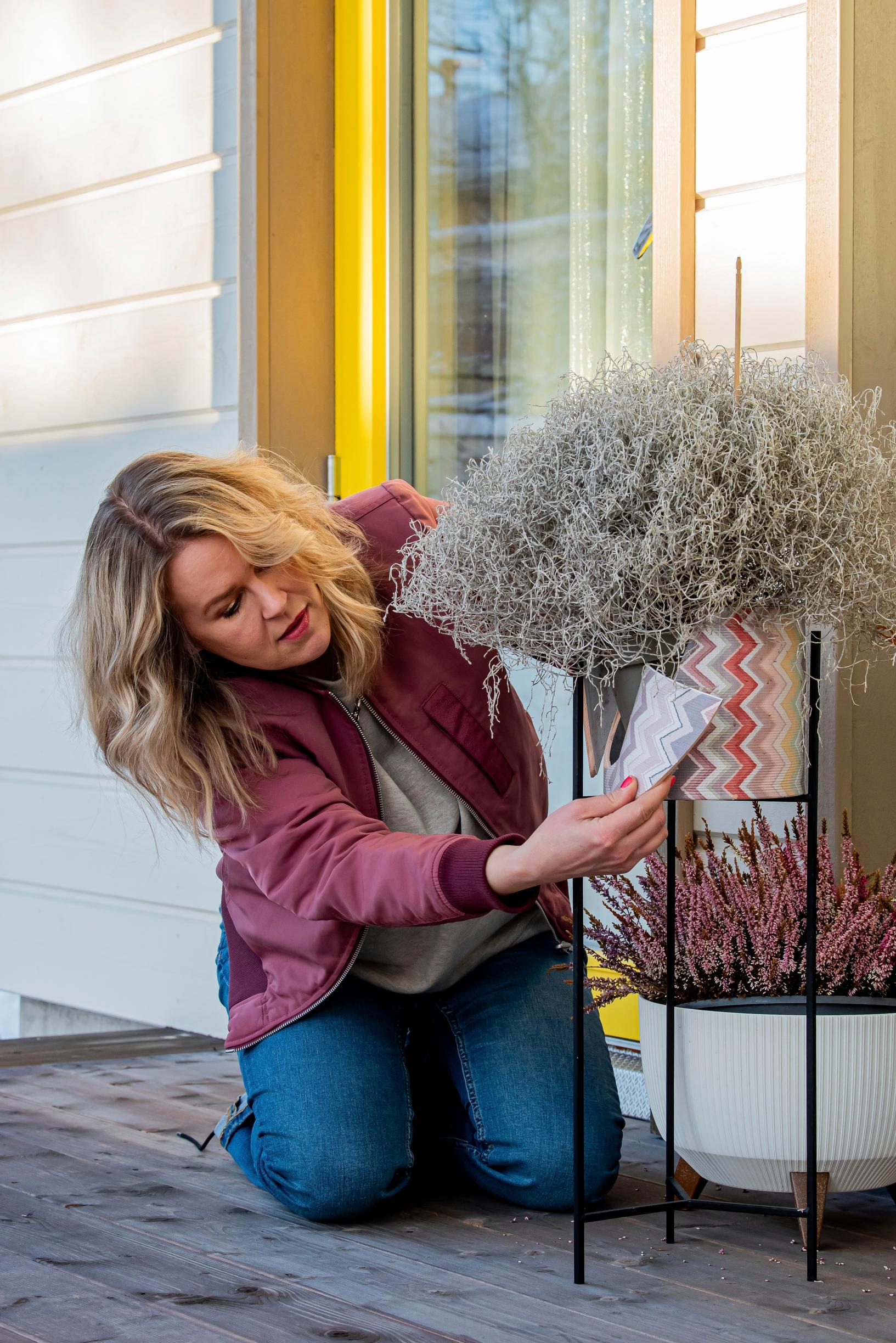 Terassin ovi on Hannahin ylpeys ja ilopilkku, sillä se maalattiin rohkeasti keltaiseksi. Toinen ulko-ovi on puolestaan punainen.