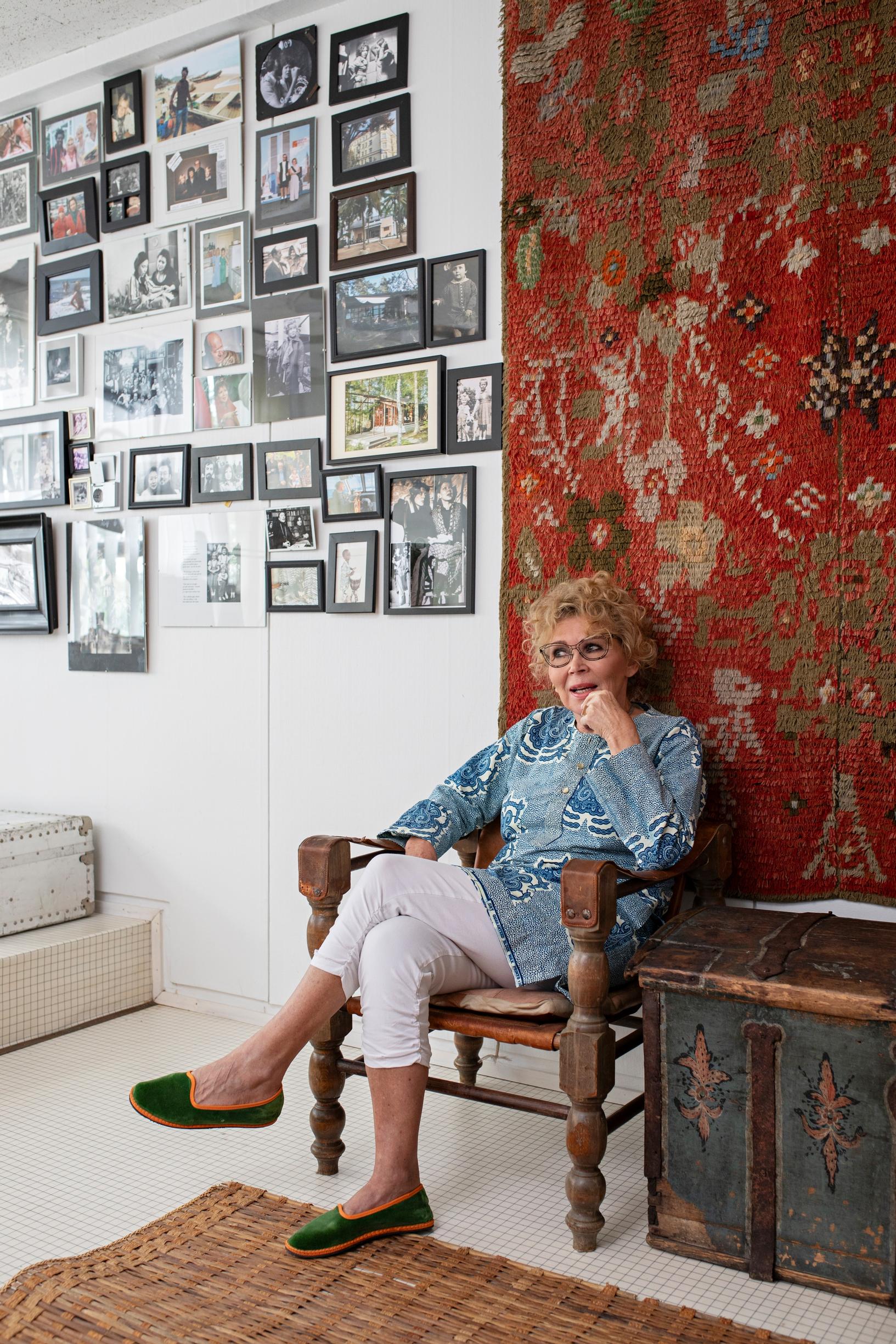 ”Onpa sinulla ollut ihmeellinen elämä”, Katariinan kaveri sanoi nähtyään alakerran valokuvakollaasin hänen suvustaan, matkoistaan, kodeistaan ja ensi-illoistaan. Alakerran ryijy ja kirstu ovat 1700-luvulta ja Katariinan äidinäidin peruja Nojamaan kartanosta Savonlinnasta. Ryijy on ilmeisesti ollut alun perin rekipeitto. Beirutista hankitussa puutuolissa voi miettiä menneitä ja tulevia. 