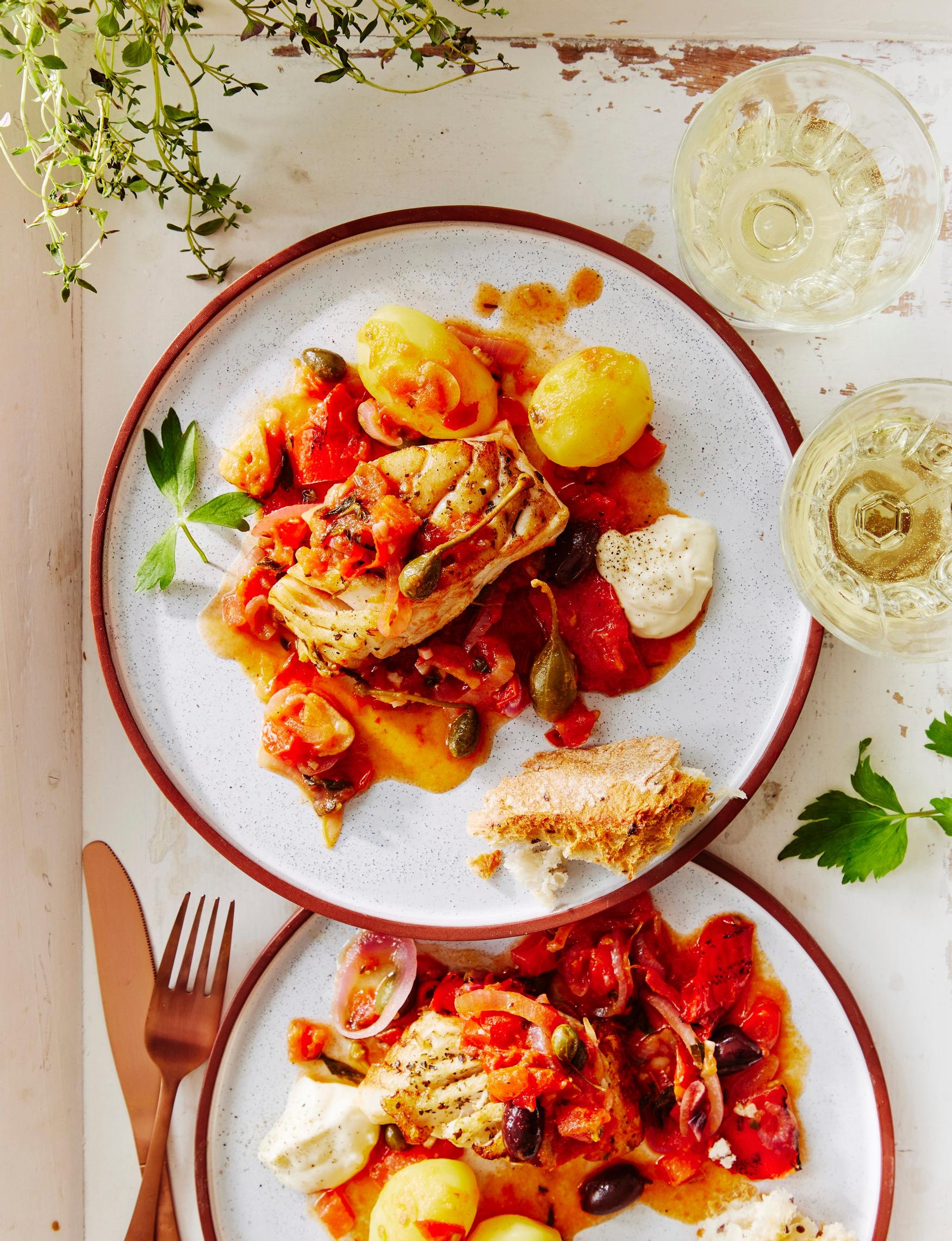 Vähärasvainen kala sekä kasviksista ja tuoreista yrteistä syntyvä muhennos maistuvat yhdessä kesäisen raikkailta.