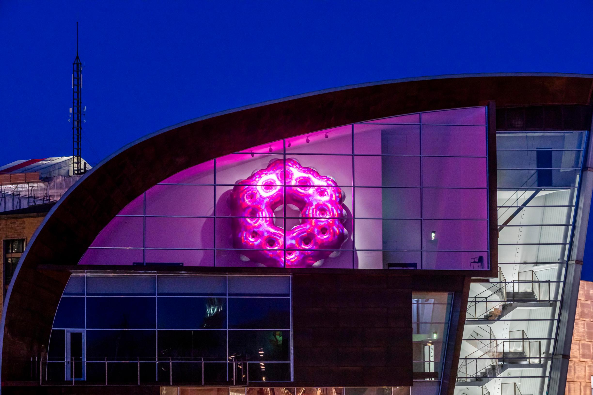 Näkymä Kiasmaan, ikkunassa Al Qadirin teos