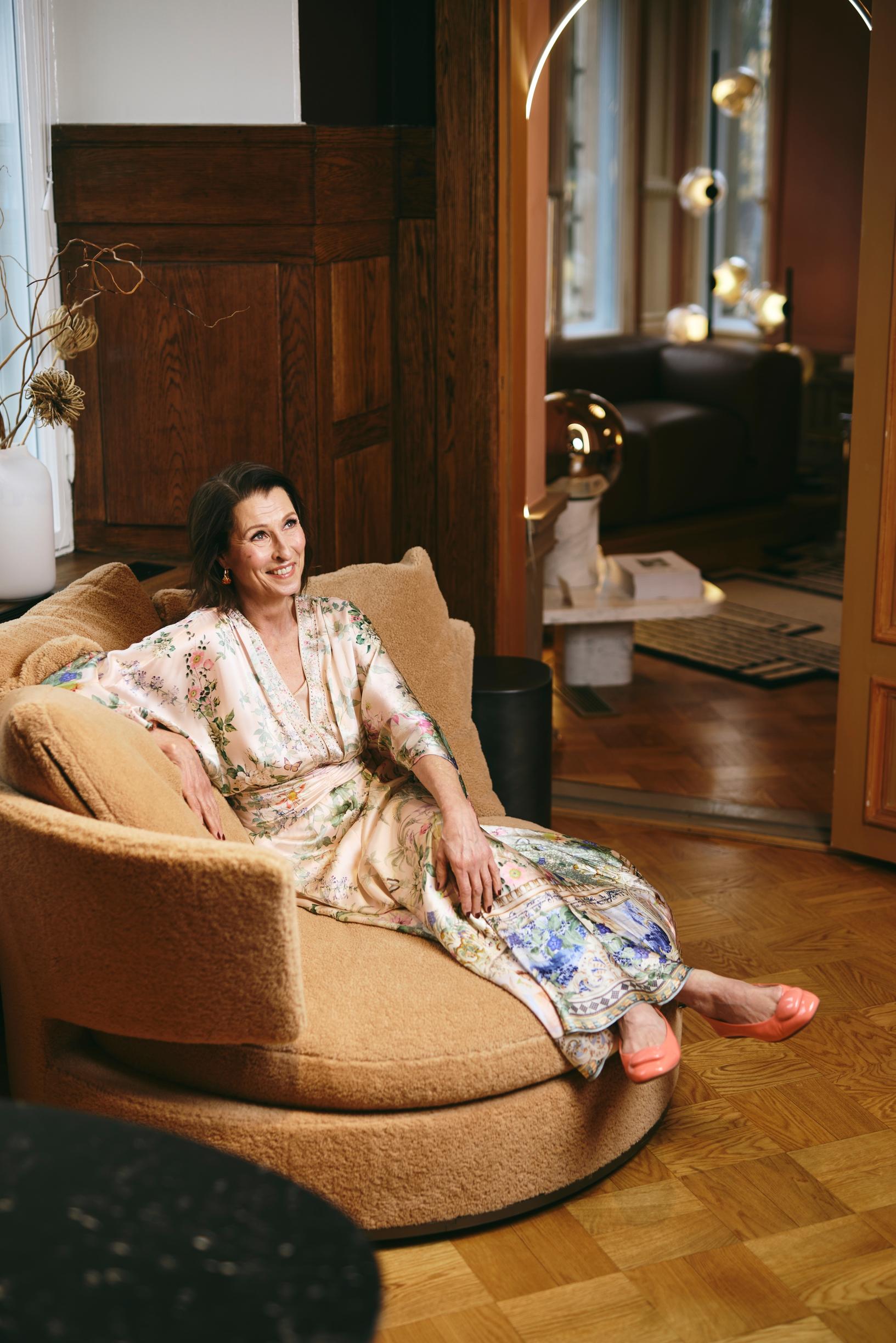 Puoliso Mika Karttusen mökki Itä-Suomessa on tärkeä rentoutumispaikka myös Erjalle. Saaressa uidaan, saunotaan ja syödään järvestä pyydettyä kalaa.