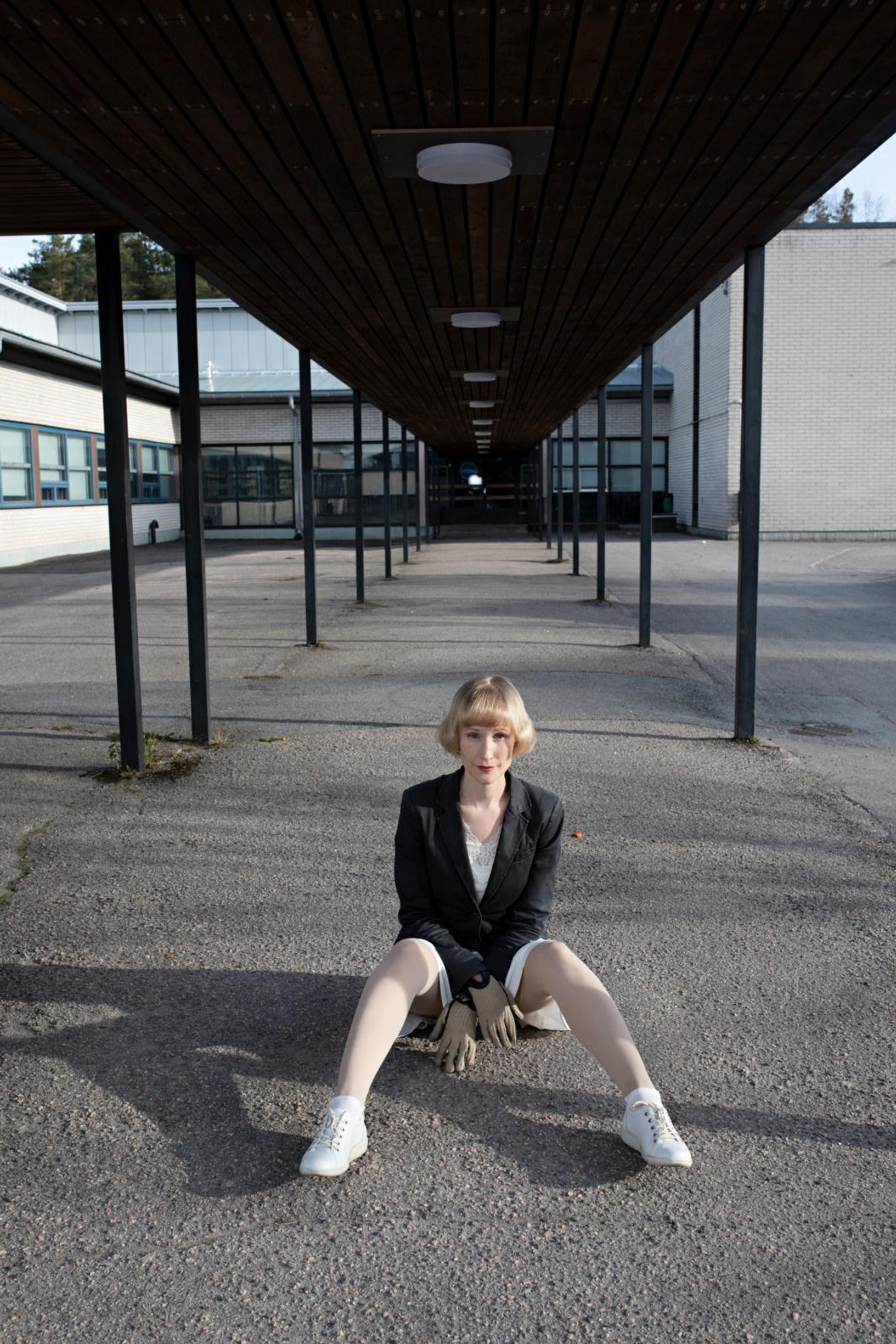 Iida Rauman uusin teos Hävitys kertoo koulukiusaamisesta – tai pikemminkin väkivallasta, joksi kirjailija itse kiusaamista kutsuu.