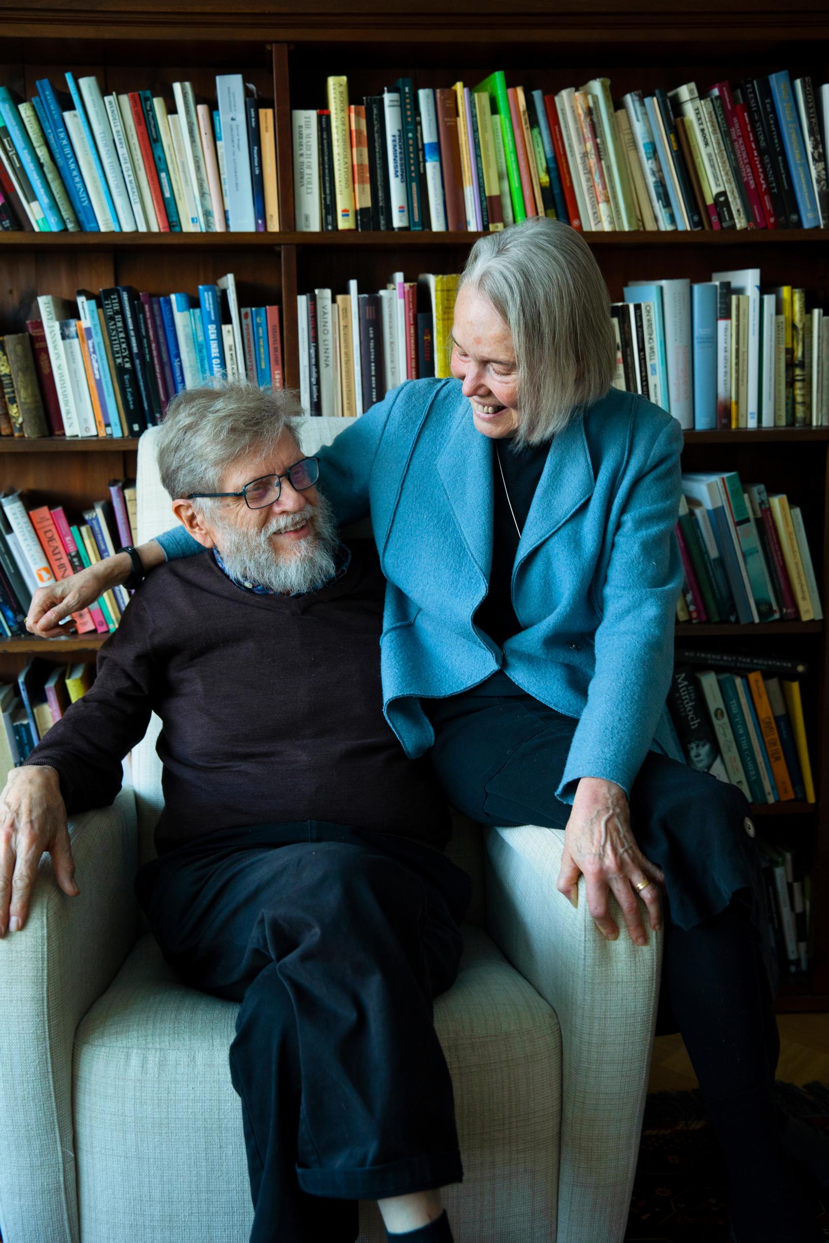 Merete ja Lars viettävät lähes kaiken aikansa yhdessä. Aina ei tarvita sanoja. ”Voimme olla välillä pitkiäkin aikoja hiljaa”, Merete sanoo.