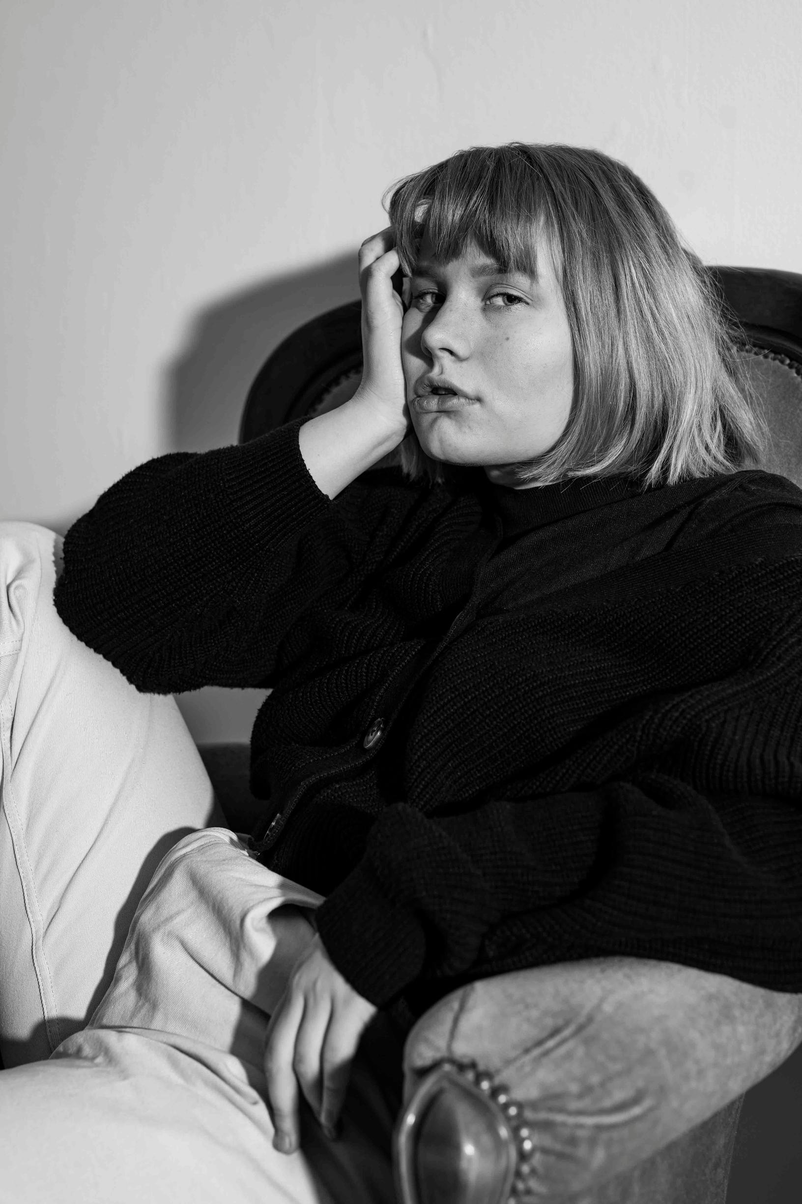 Riina Tanskanen julkaisee Instagram-tilillään Tympeät tytöt -teoksiaan.