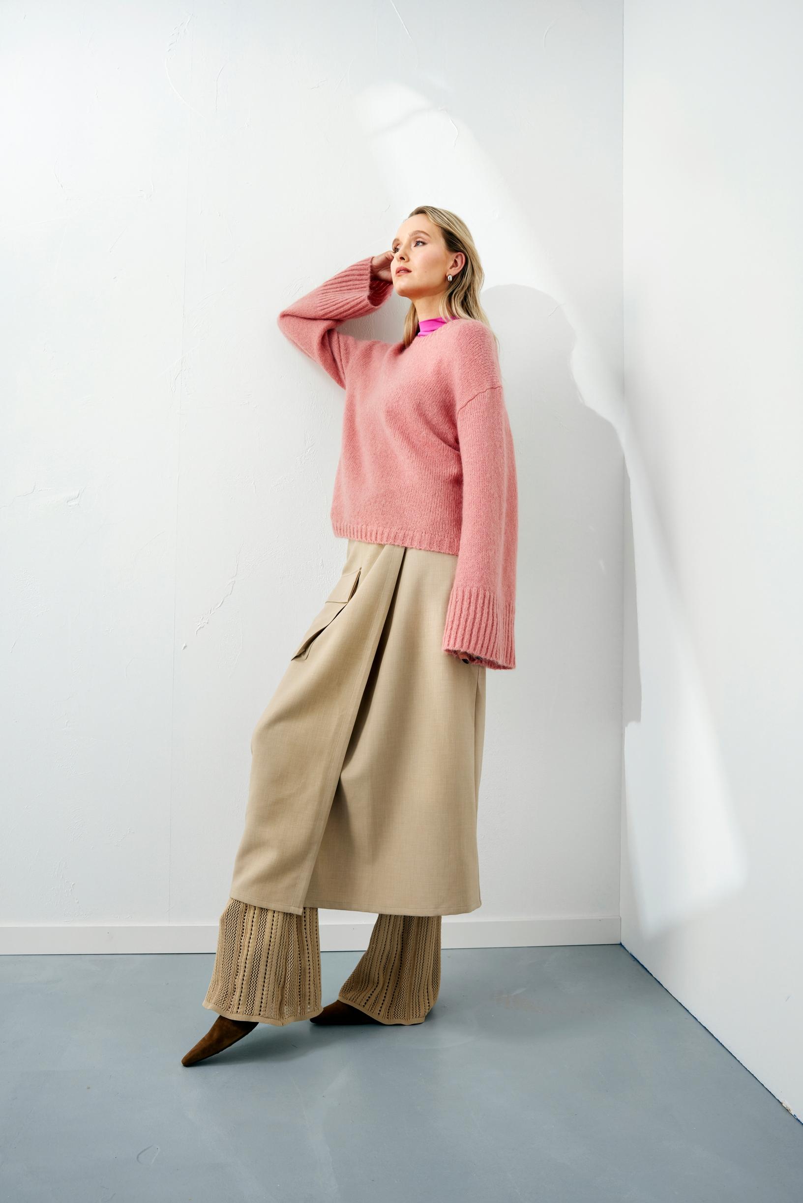 Pinkki poolo 49 e, Arket. Vaaleanpunainen neule 300 e, By Malene Birger. Kietaisuhame 119 e, Second Female. Neulehousut 500 e, By Malene Birger. Korvakorut 45 e, Edblad. Kengät 480 e, Reike Nen / Zalando.