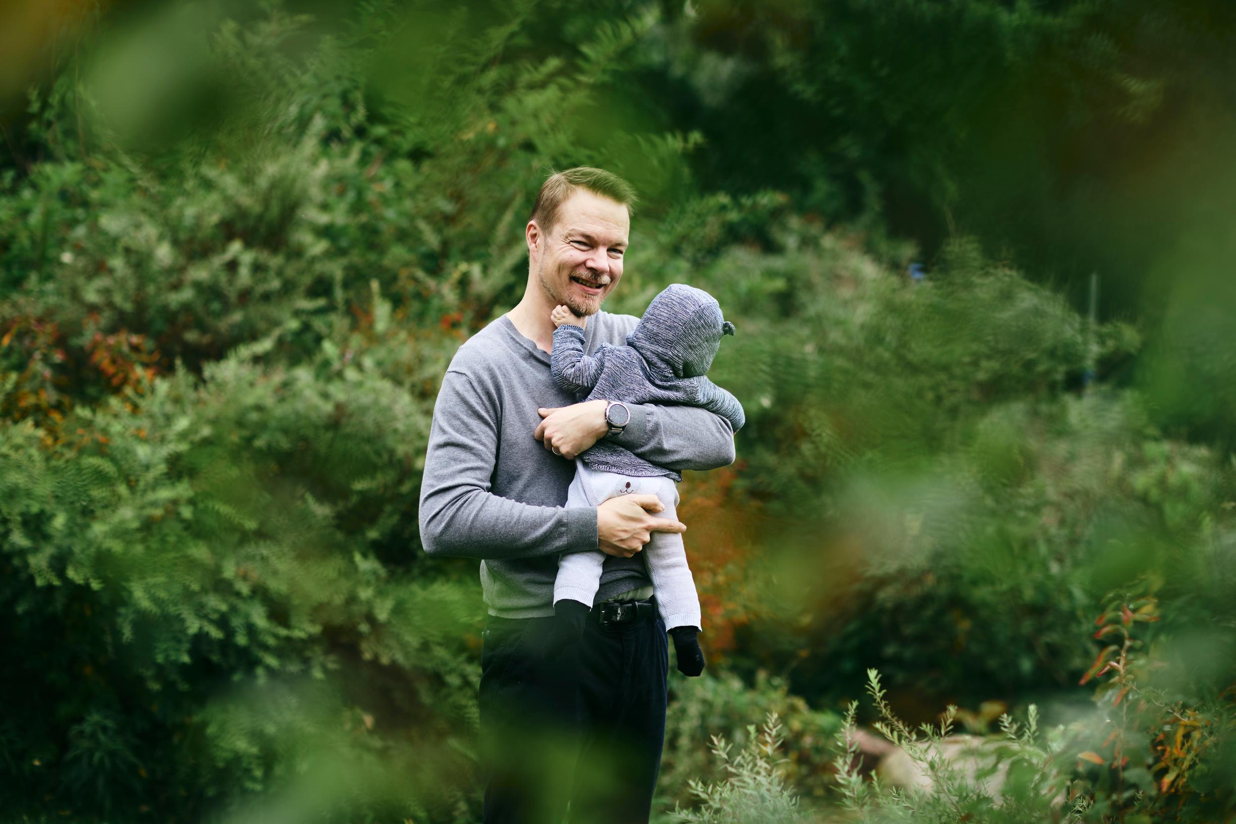 [[Image] Kalle näki Urheiluruudussa jutun kumppanuusvanhemmuudesta ja innostui heti. Samoin kävi hänen vaimolleen.] Kalle sanoo, että uusi lapsi on mahdollinen, jos sopiva äiti löytyy. Sama äiti ei ole käytettävissä, sillä se olisi hänelle jo kolmas lapsi.