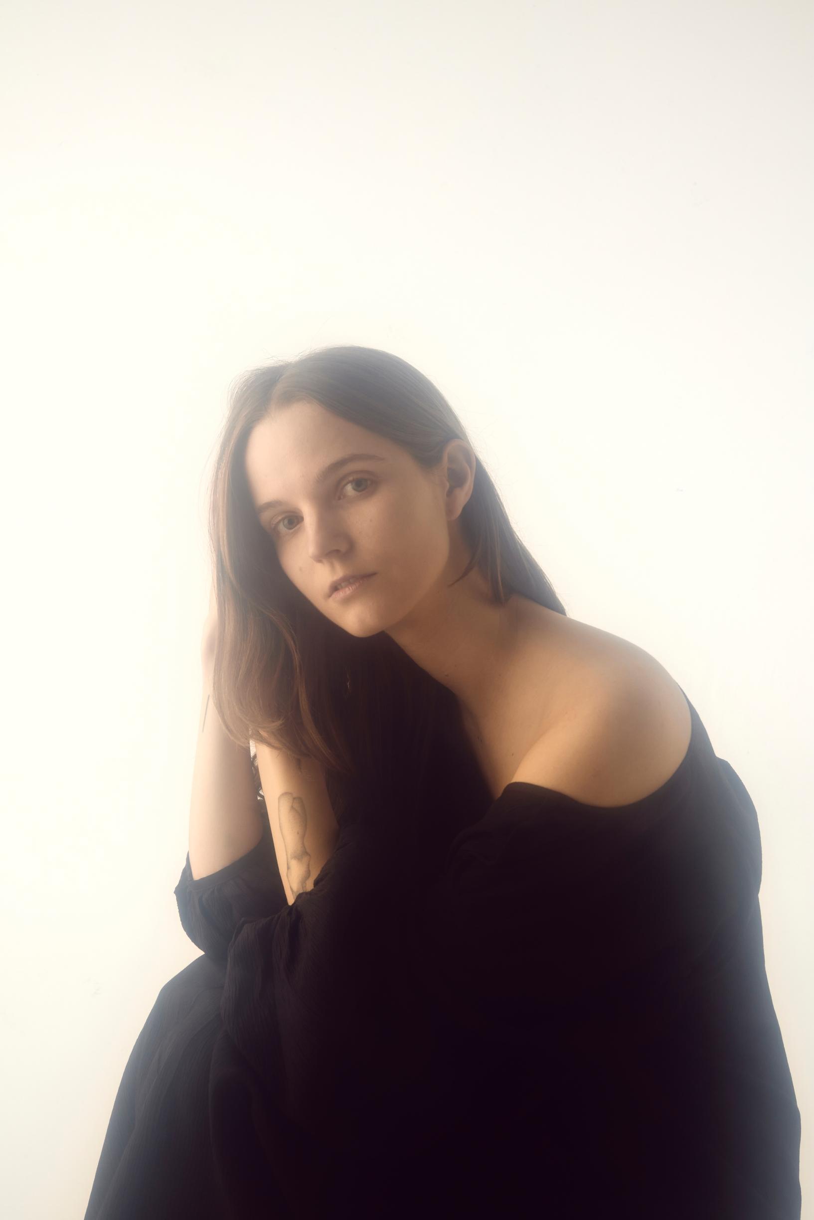 Kun sairaanhoitaja ehdotti 27-vuotiaalle Carolinalle botoxia ryppyihin, tämä päätti kokeilla – ”Pelkäsin tulevani tuomituksi, ja niin kävikin”