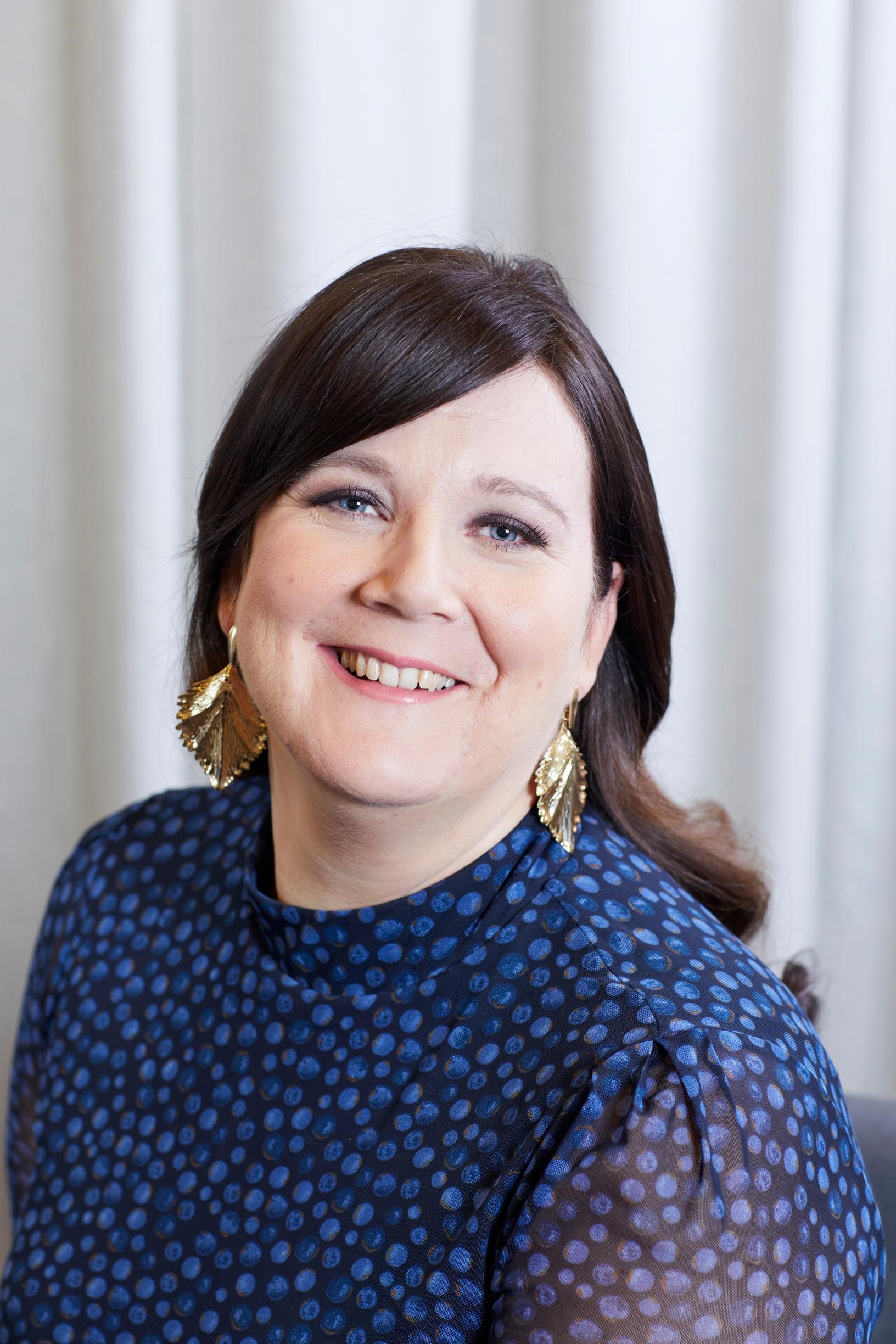 Uudet verhot kevääksi! Tämä trendikäs otsatukkamalli pukee Katjaa – ja todennäköisesti sinuakin