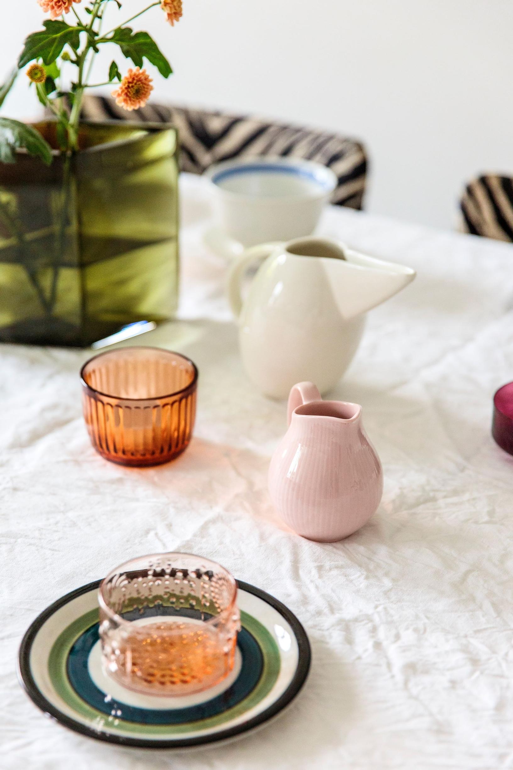 Kuvassa Eskelinin astioita kattauksessa.