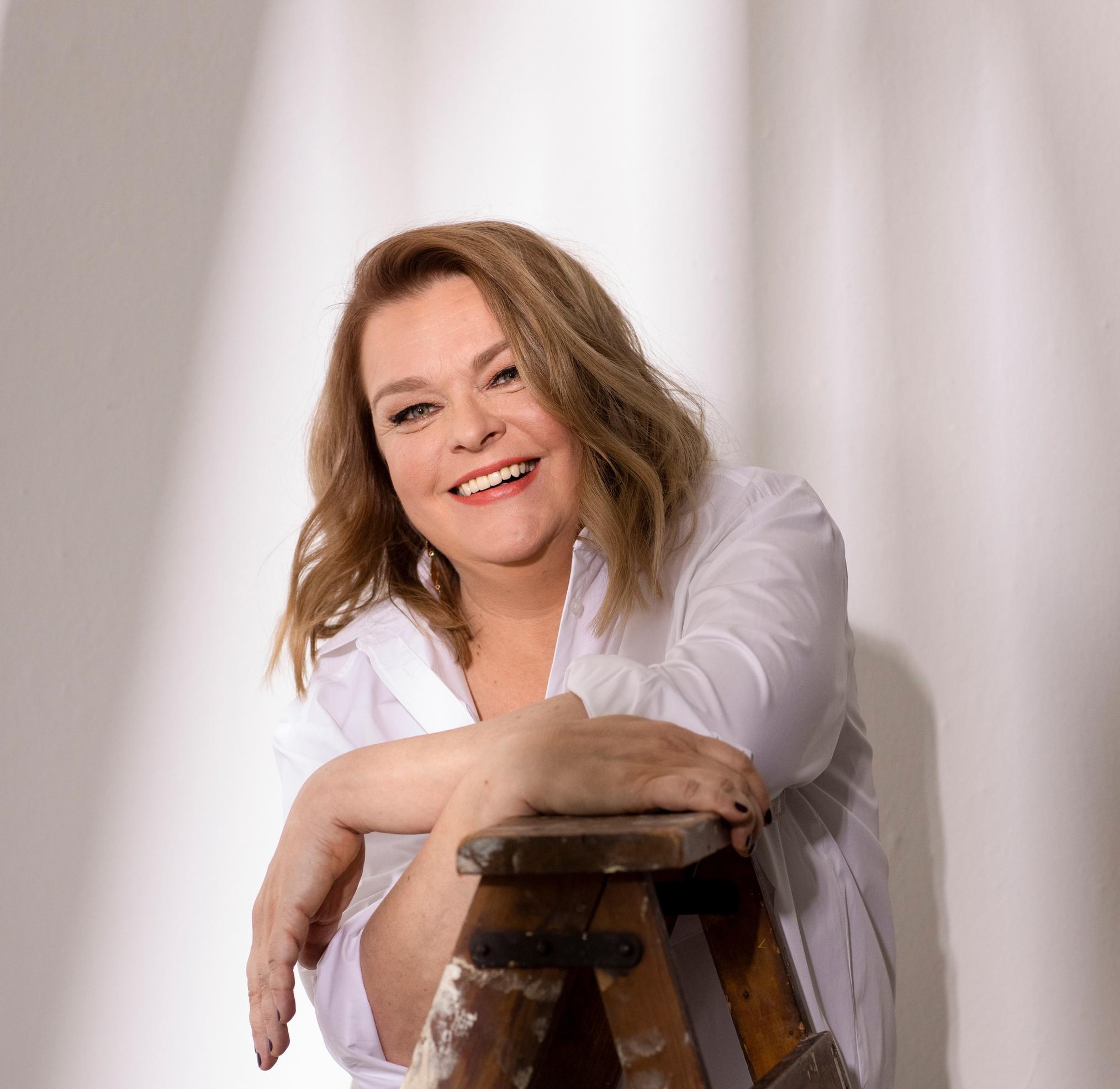 Kun näyttelijä Elina Knihtilästä tuli professori, häneen iski huijarisyndrooma: ”Yritän opetella olemaan oma itseni”