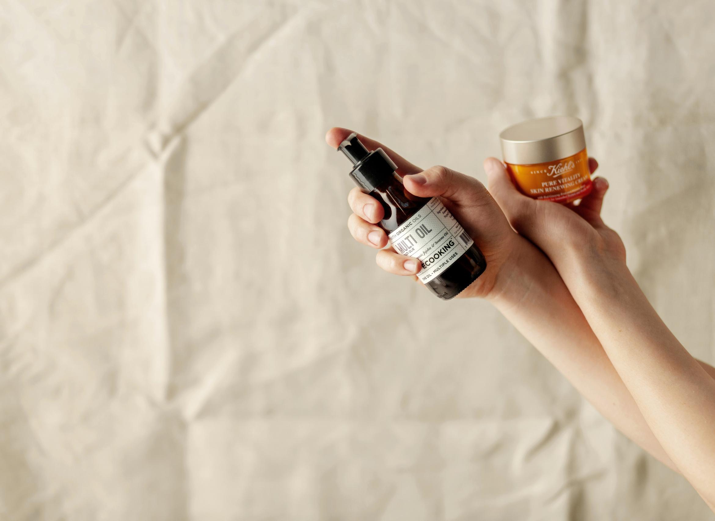 Pärjäisitkö sinäkin vähemmillä purnukoilla? Ihominimalismi voi vähentää tuskailua peilin edessä, muuttaa ihanteita ja säästää luontoa