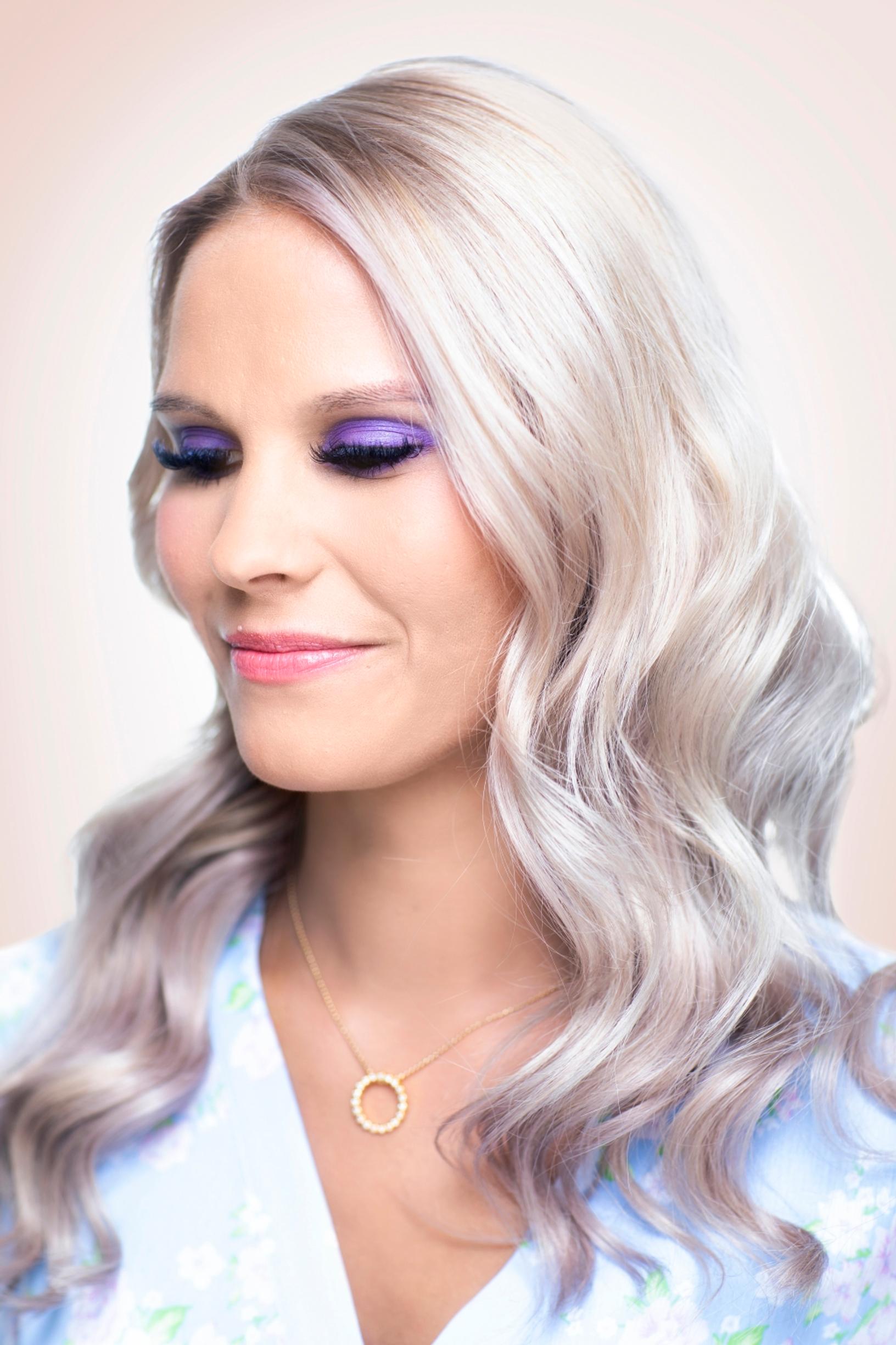 Pitkä tukka teippipidennyksillä