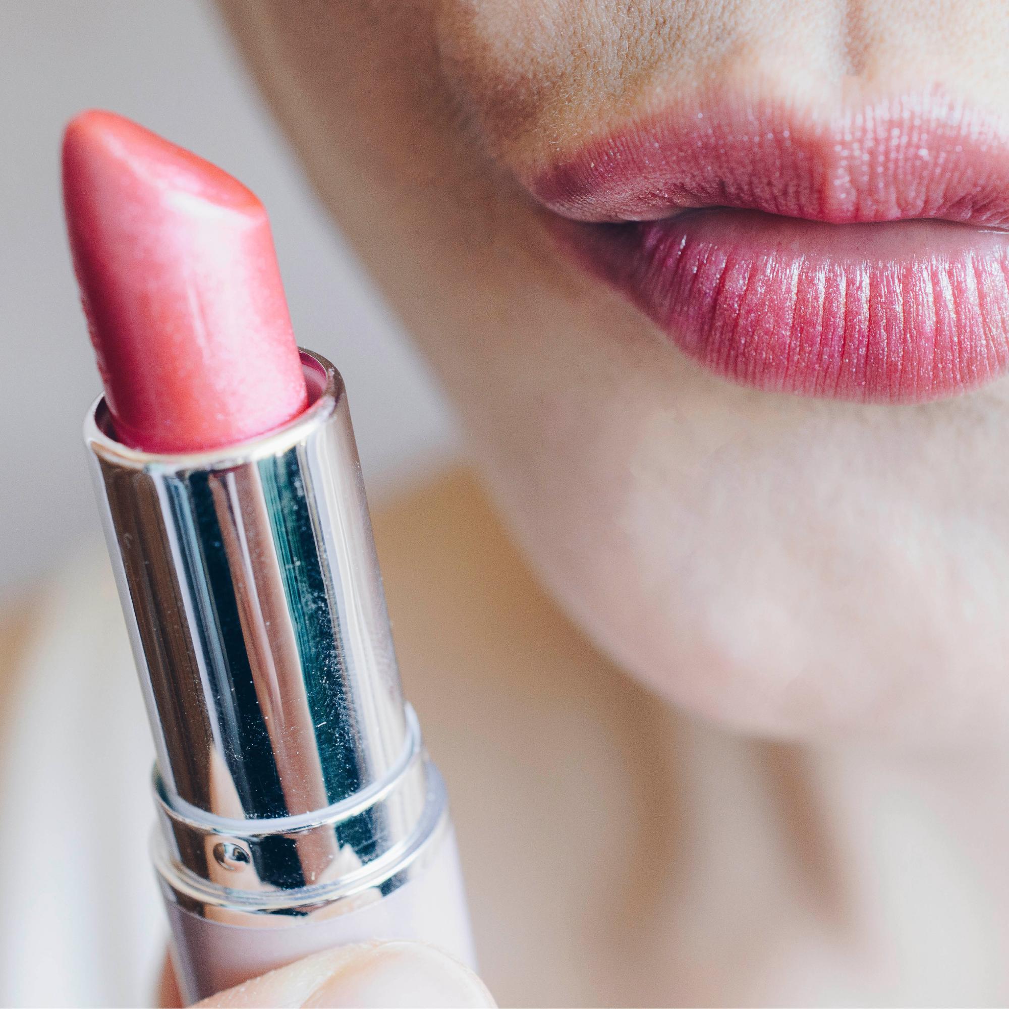 Tämä yllättävä keino voi auttaa, jos huulesi rohtuvat talvella – kokeile silti ensin näitä 6 tuotetta