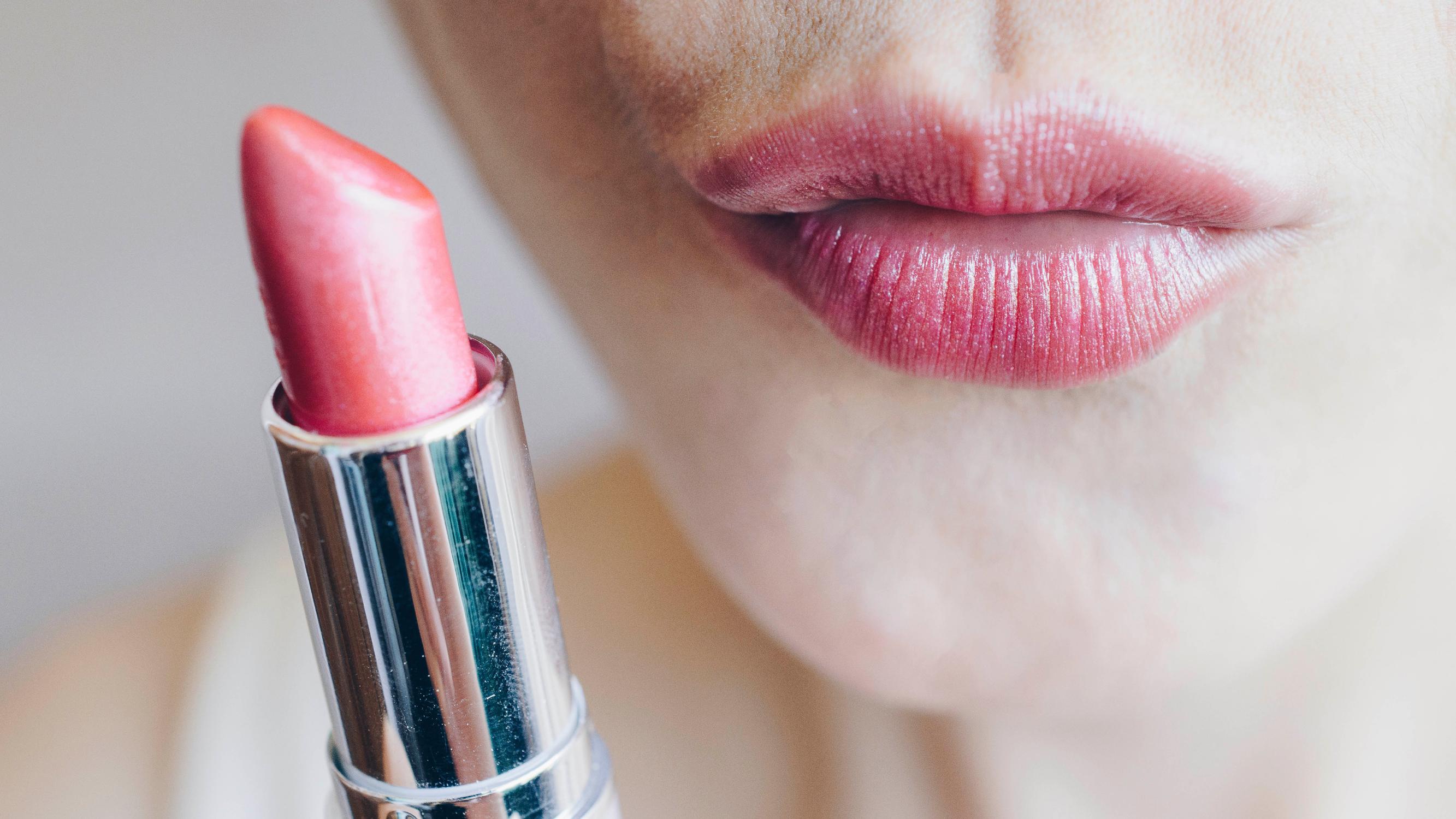 Tämä yllättävä keino voi auttaa, jos huulesi rohtuvat talvella – kokeile silti ensin näitä 6 tuotetta