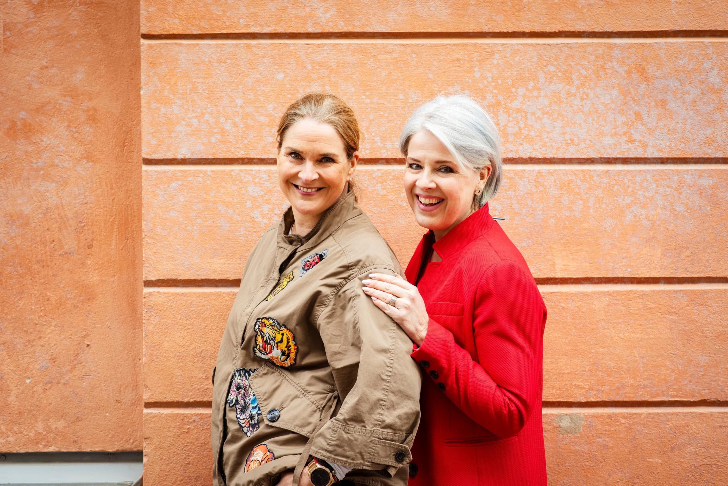 Pohjoisessa asuessaan Elina tunsi itsensä joskus ulkopuoliseksi, kun vanhempien ja sisarusten Whatsapp-ryhmiin kilahteli kyselyjä lähteä saunomaan tai kävelylle. ”Kaipasin teitä, vaikka kiitettävästi kävittekin vierailuilla.