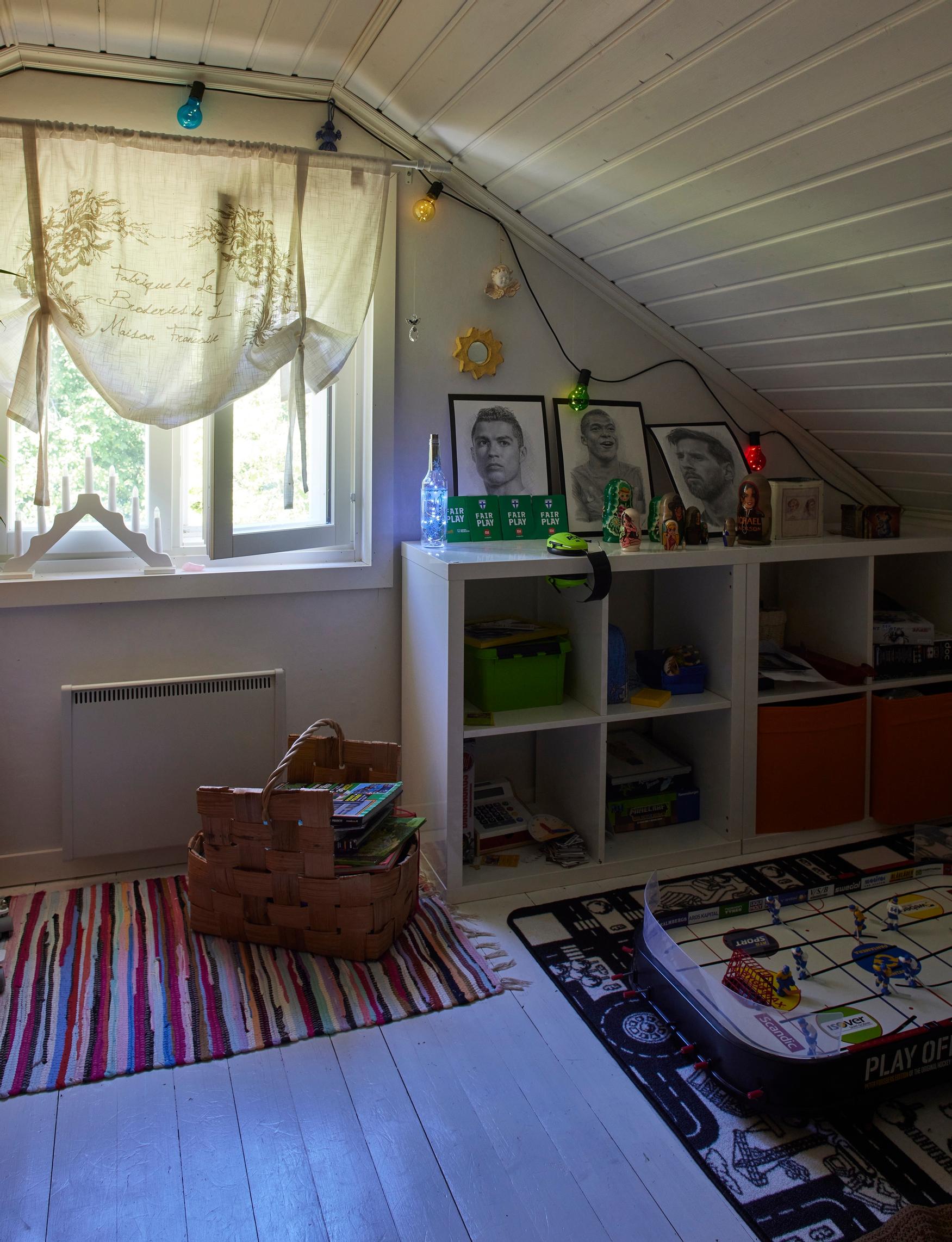 Yläkerrassa on neljä makuuhuonetta. Niilon huonetta koristavat jalkapalloilija-idolit Cristiano Ronaldo, Kylian Mbappé ja Lionel Messi