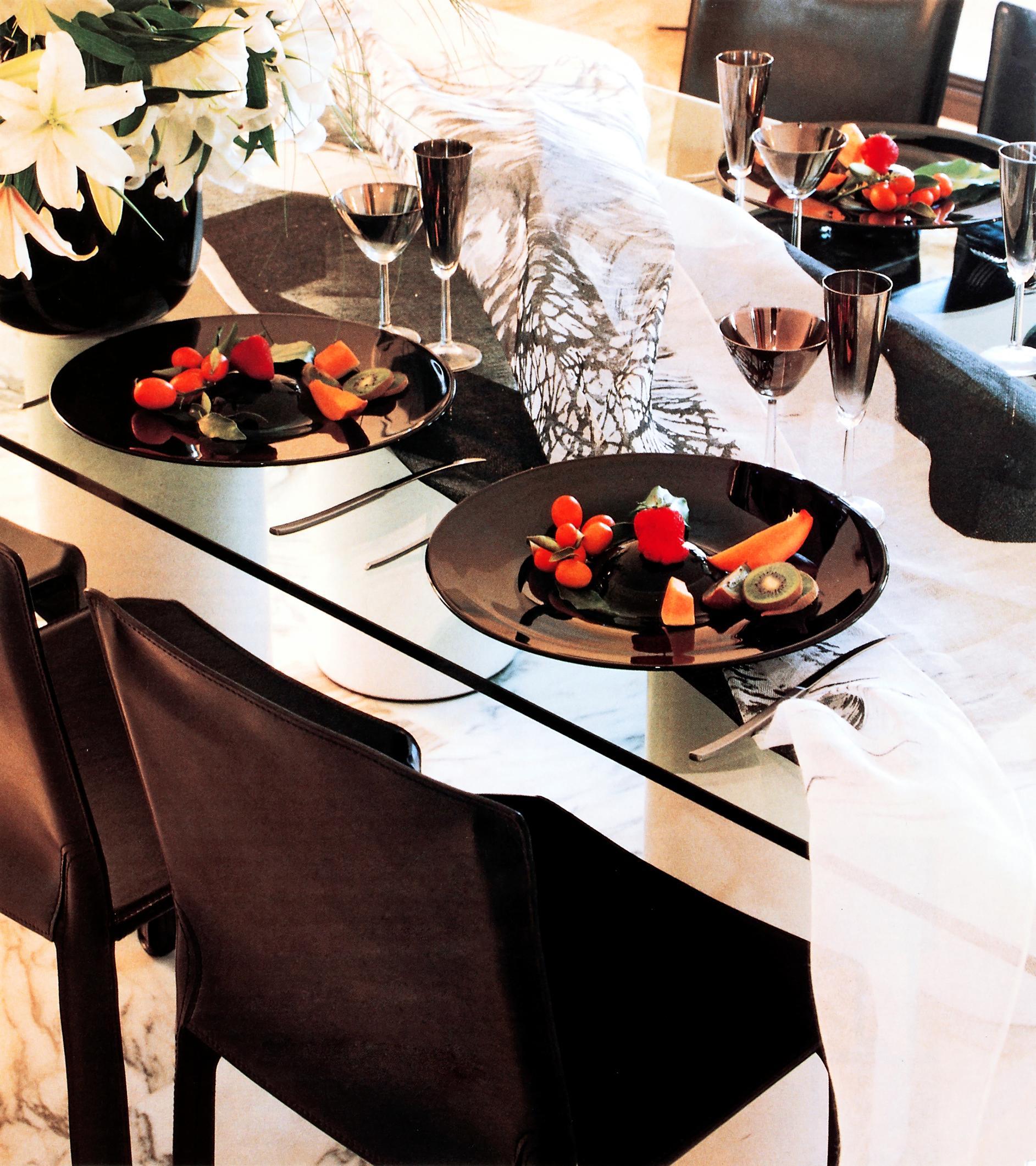 Fujiwo Ishimoton suunnittelema Kesästä kesään -kangas koristi mustan ja metallinhohtoista kattausta.