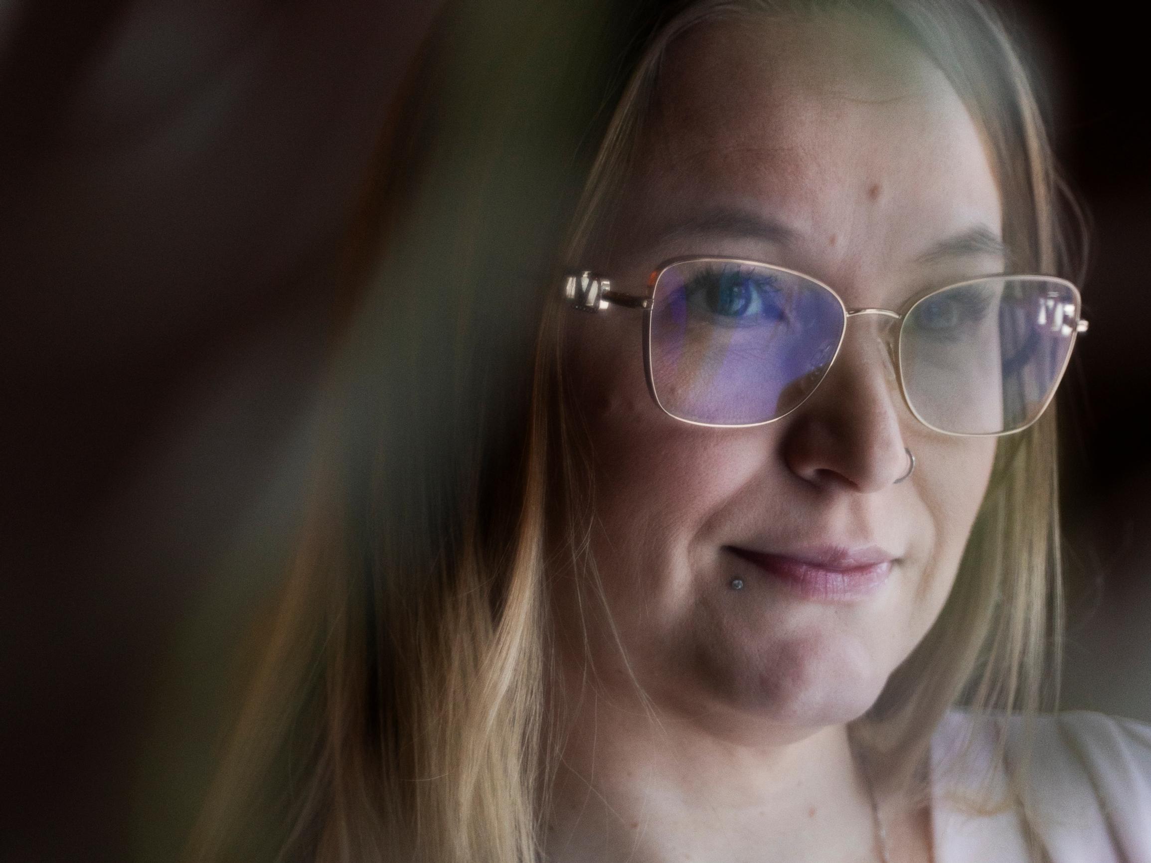 Susannan, 37, koville päänsäryille löytyi syy TikTokista – ”Lääkäritkään eivät voineet hoksata asiaa”