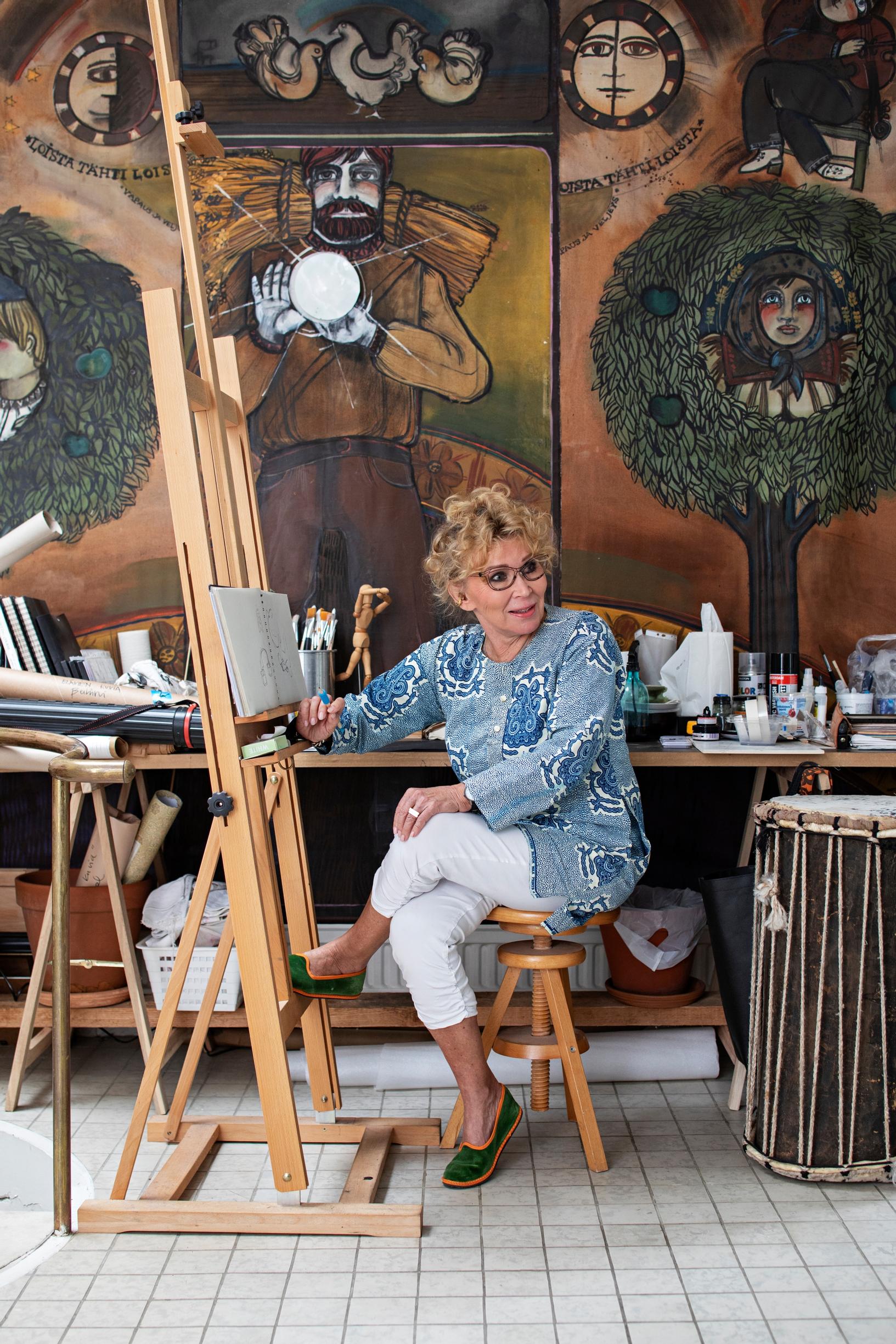 Yläkerran työtilassa Katariina maalaa. Taustalla olevan freskon on tehnyt lavastaja, pukusuunnittelija Pekka Ojamaa.