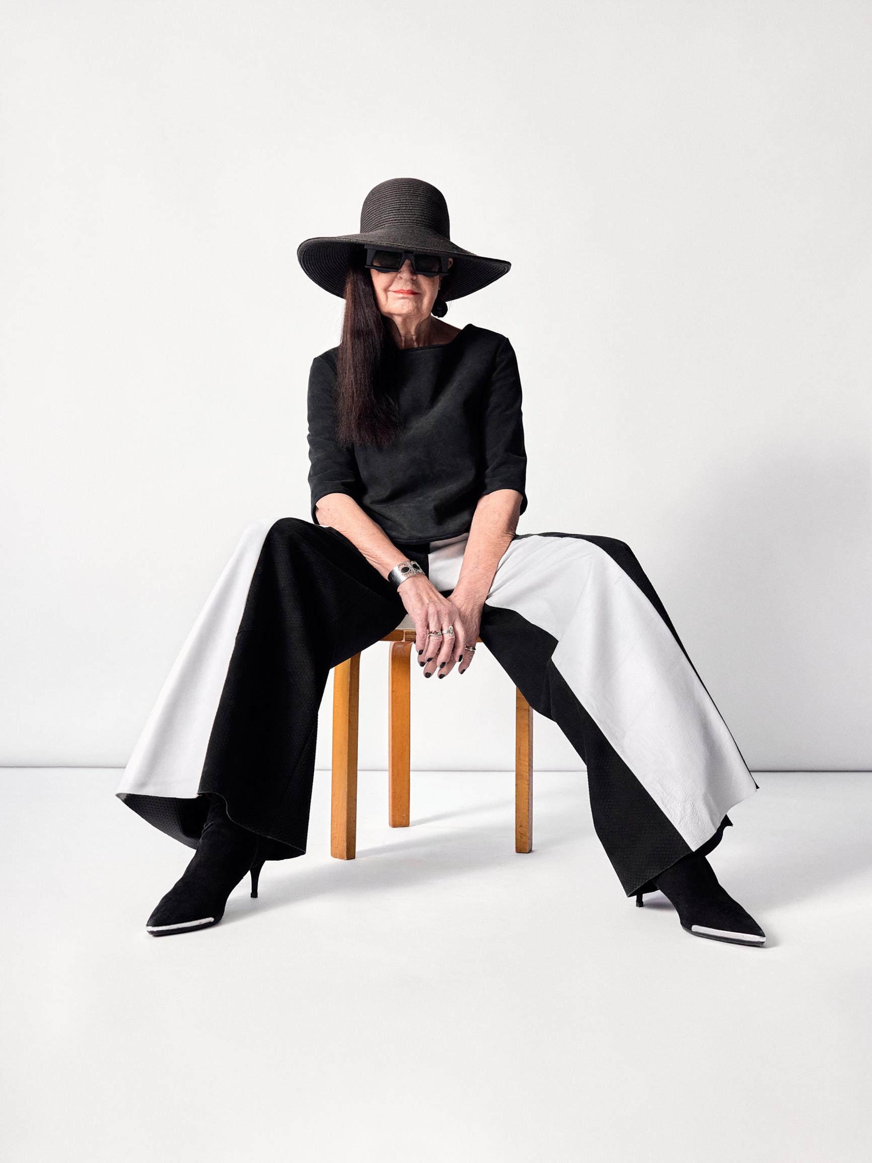 Kaikki kuvien asut ovat Ulla suunnittelemia ja tekemiä. Hän inspiroitui 70-luvun hulluista lahkeista ja loi niistä modernin version.