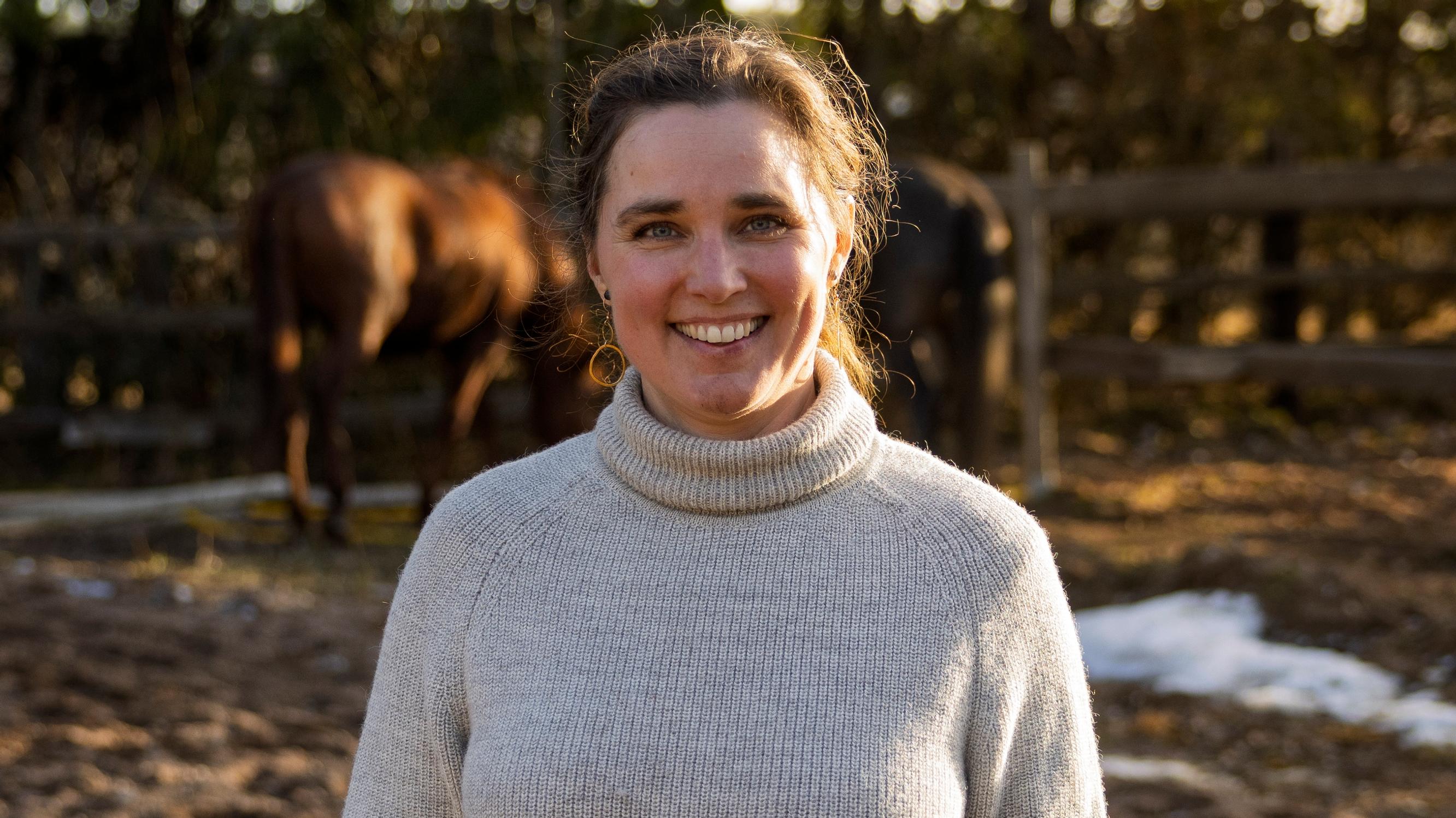 Henriika opettaa työelämätaitoja hevosten avulla – kun kerran ori näykkäisi asiakasta, tämä tajusi tärkeän asian