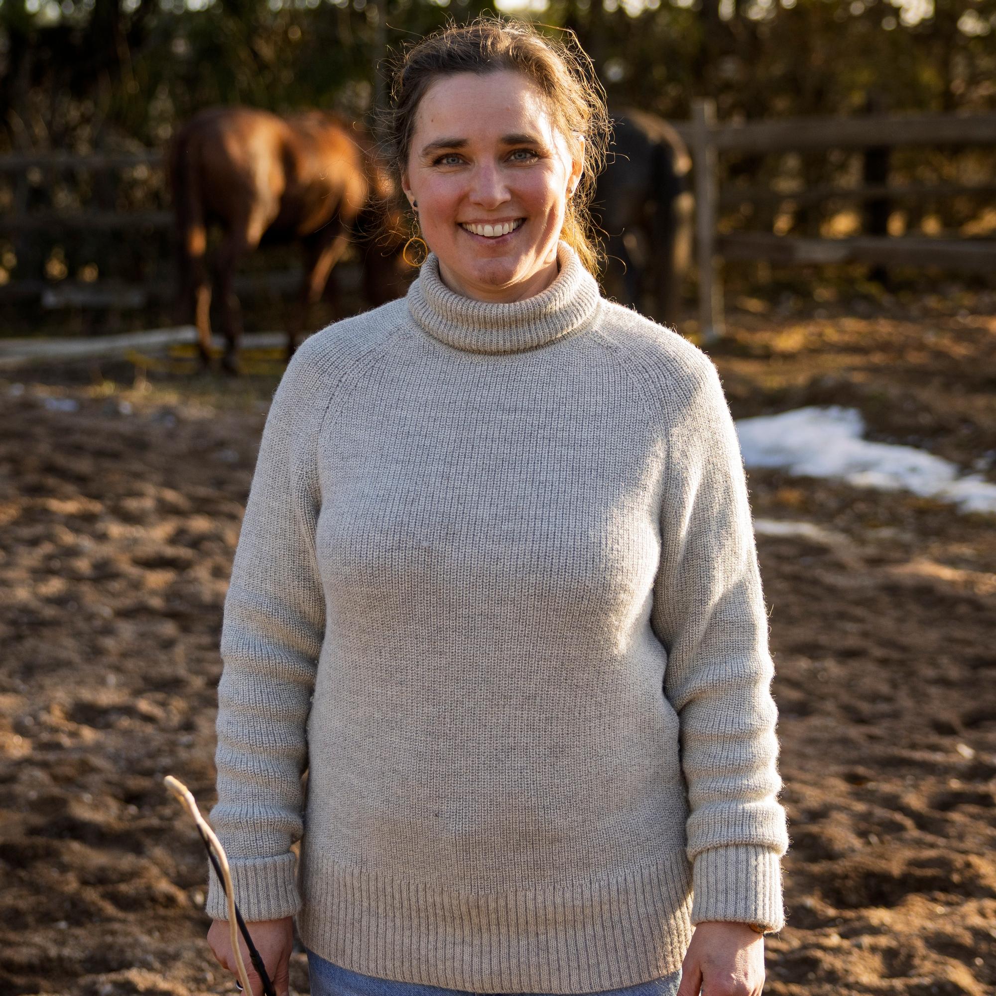 Henriika opettaa työelämätaitoja hevosten avulla – kun kerran ori näykkäisi asiakasta, tämä tajusi tärkeän asian