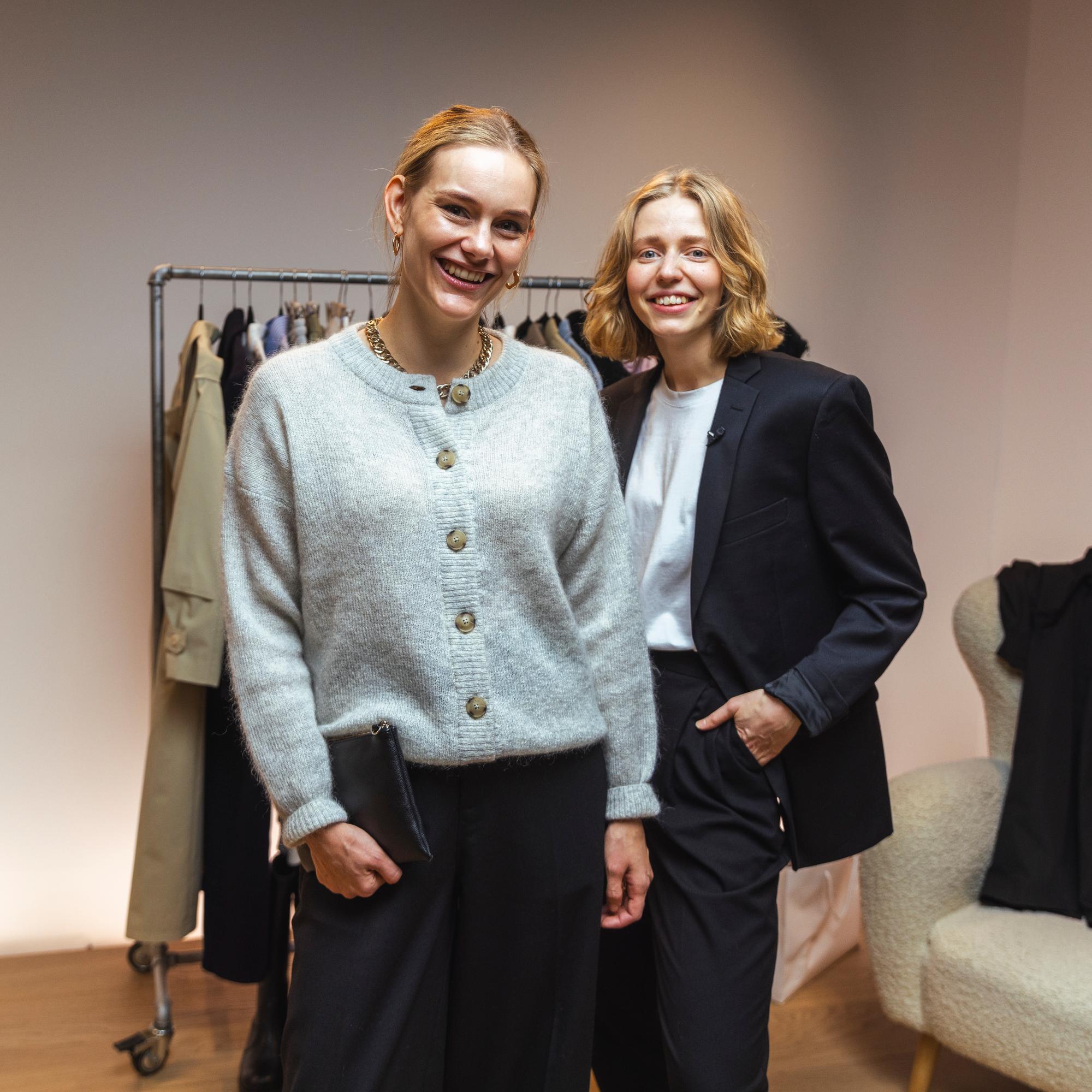 3 uutta tapaa stailata neuletakki – tyylivalmentaja näyttää, miten hyödynnät myös huivia ja koruja