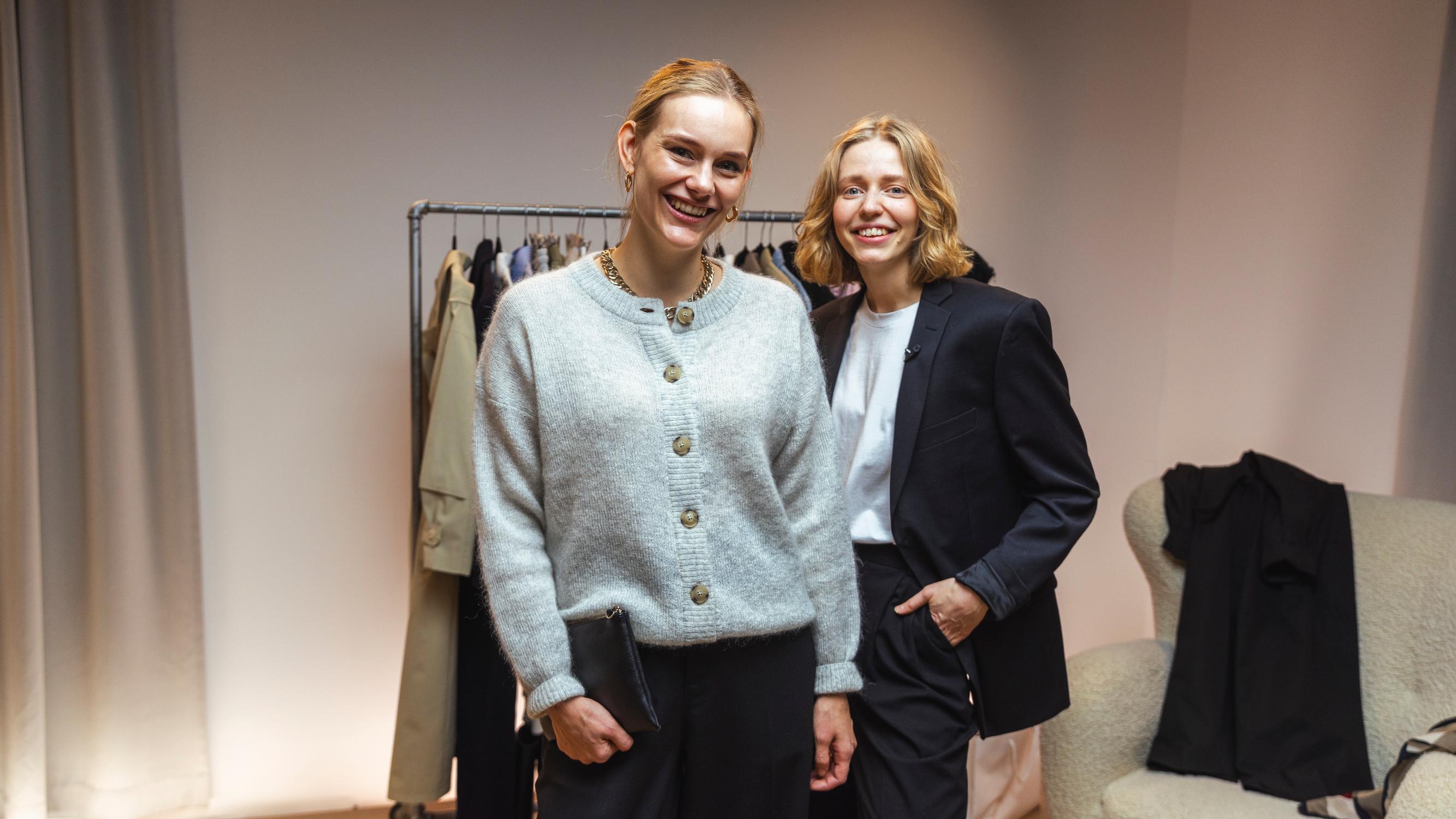 3 uutta tapaa stailata neuletakki – tyylivalmentaja näyttää, miten hyödynnät myös huivia ja koruja