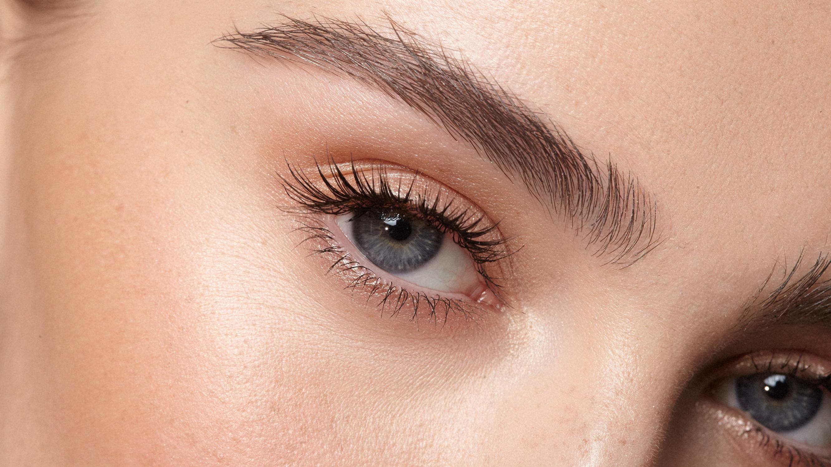 Miten ripsientaivutukset saa kestämään? Hyvästä taivuttimesta ei ole apua, jos käytät tällaista ripsiväriä