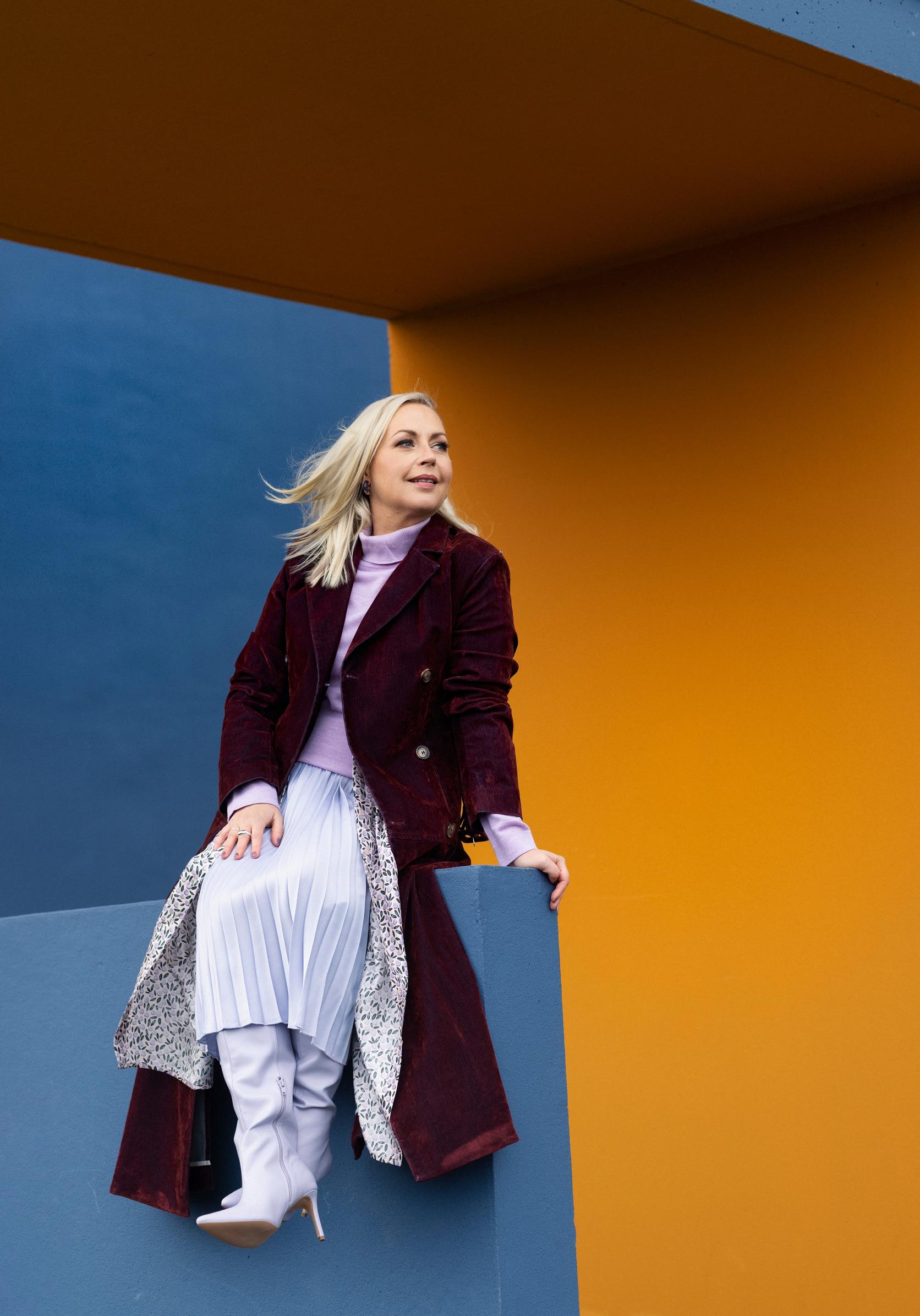 ”Olin kuvitellut, että olen esiintyjäksi vääränlainen. Ajattelin, että tehtäväni on pysytellä taustalla eikä nousta parrasvaloihin”, Krisse Salminen kertoo.