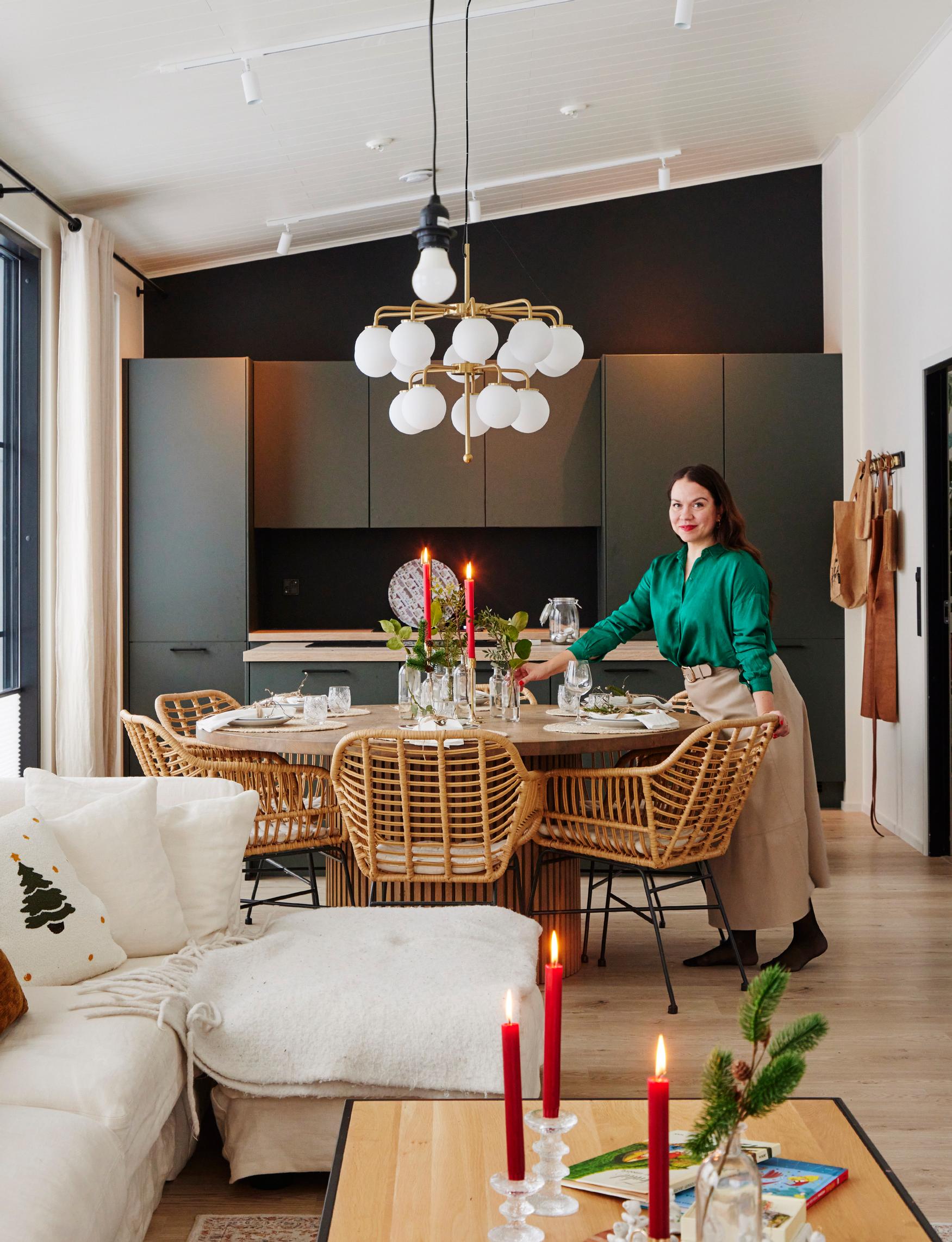 Hannele Lampela tuo keittiöön joulutunnelmaa luonnonkasveilla ja kynttilöillä, jotka antavat pehmeää valoa.