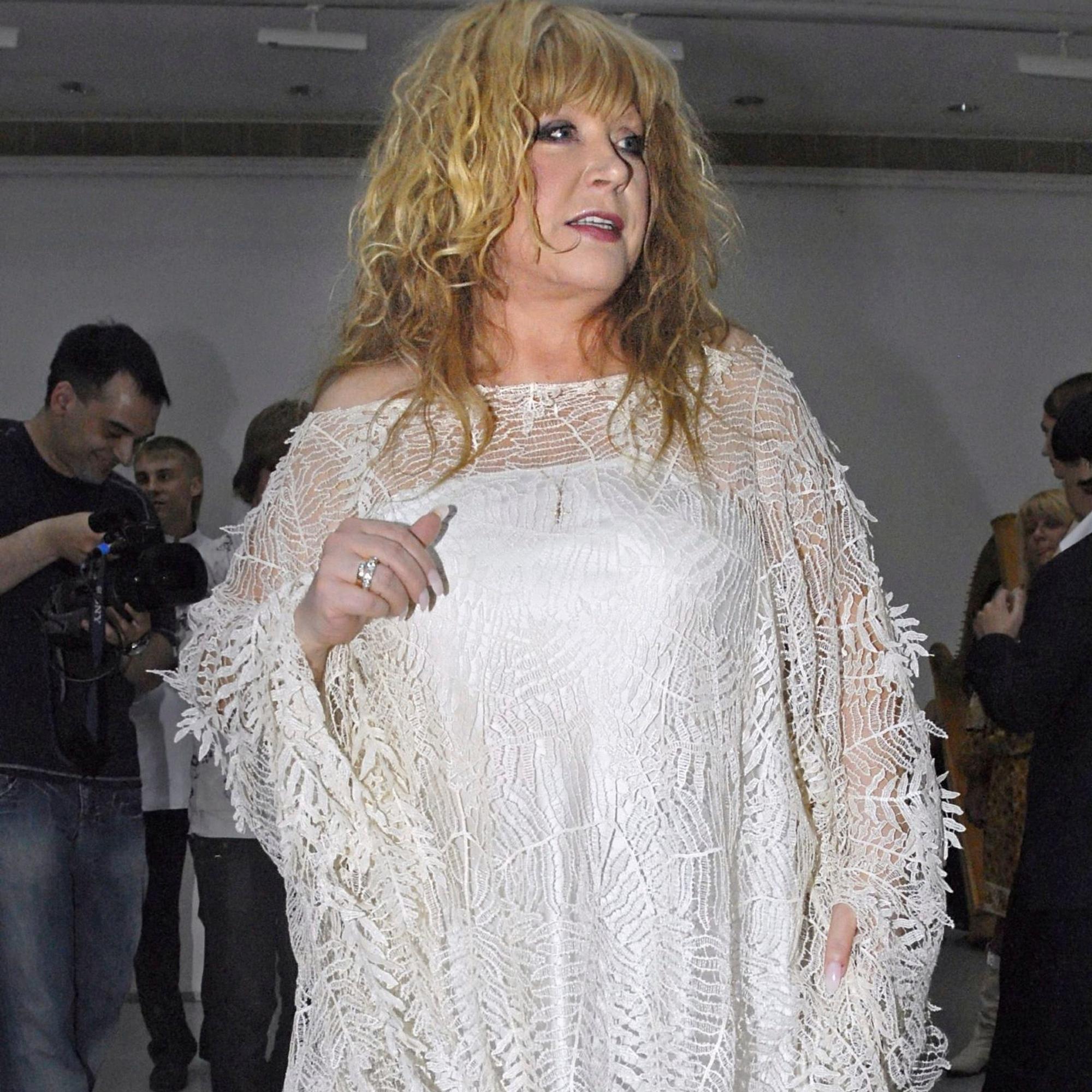 Muistatko vielä Alla Pugatšovan? Venäjän palvoma tähti rakastui nuoreen mieheen, sai kuusikymppisenä kaksoset ja elää nykyisin maanpaossa