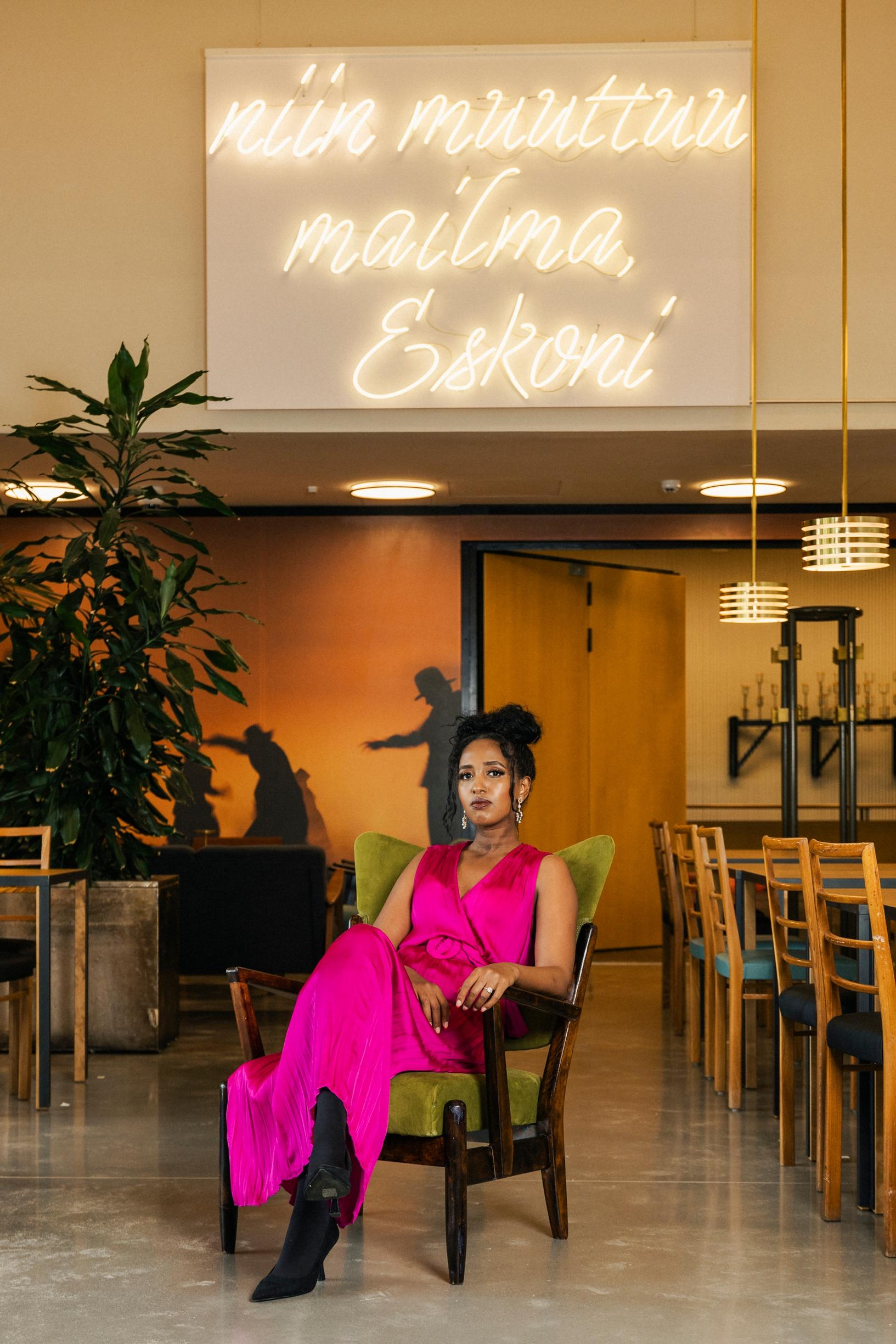 Ujunin ja Elina Hirvosen kirjaan perustuva näytelmä Tytöille, jotka ajattelevat olevansa yksin sai syyskuussa ensi-iltansa Kansallisteatterin suurella näyttämöllä. Teos on herättänyt keskustelua niin uskonnollisten yhteisöjen sisäisistä epäkohdista kuin suomalaisen yhteiskunnan rasistisuudestakin.