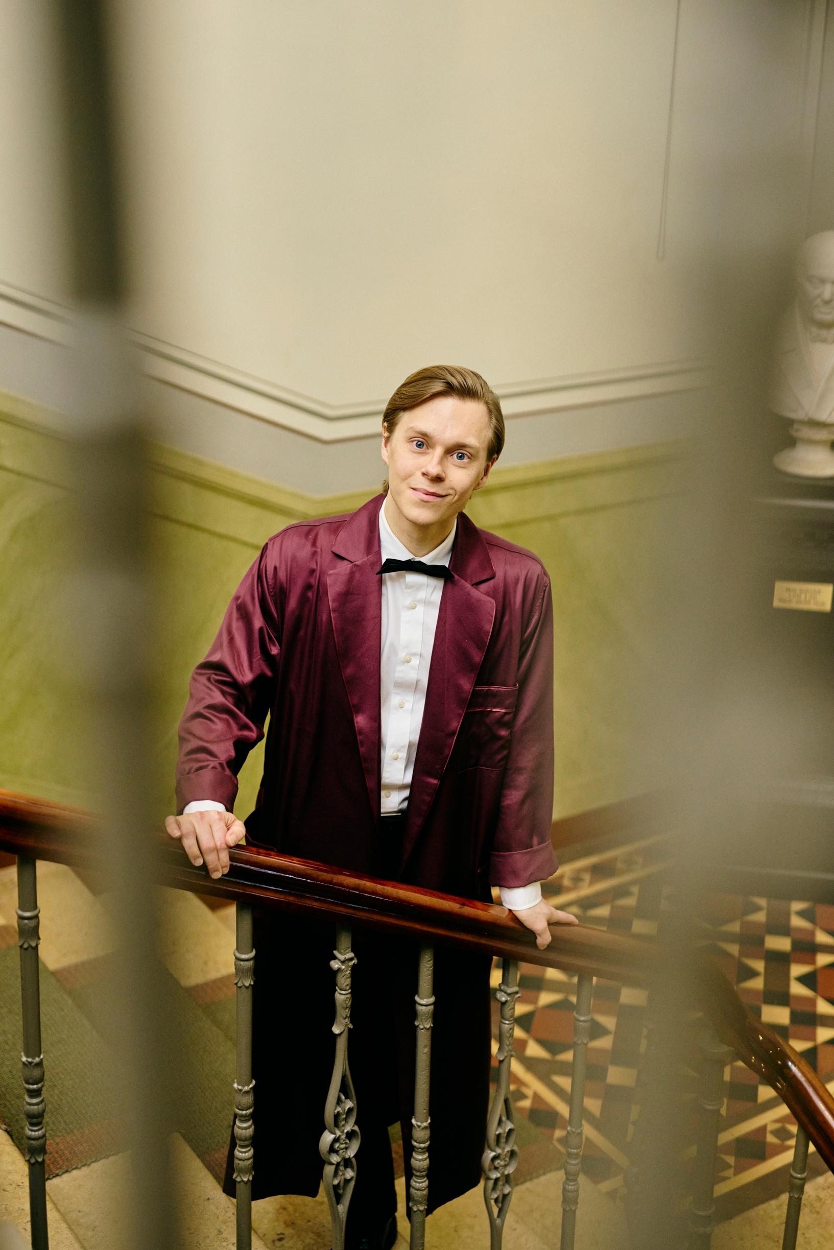 Atte istuu sohvalla ja katselee patsasta