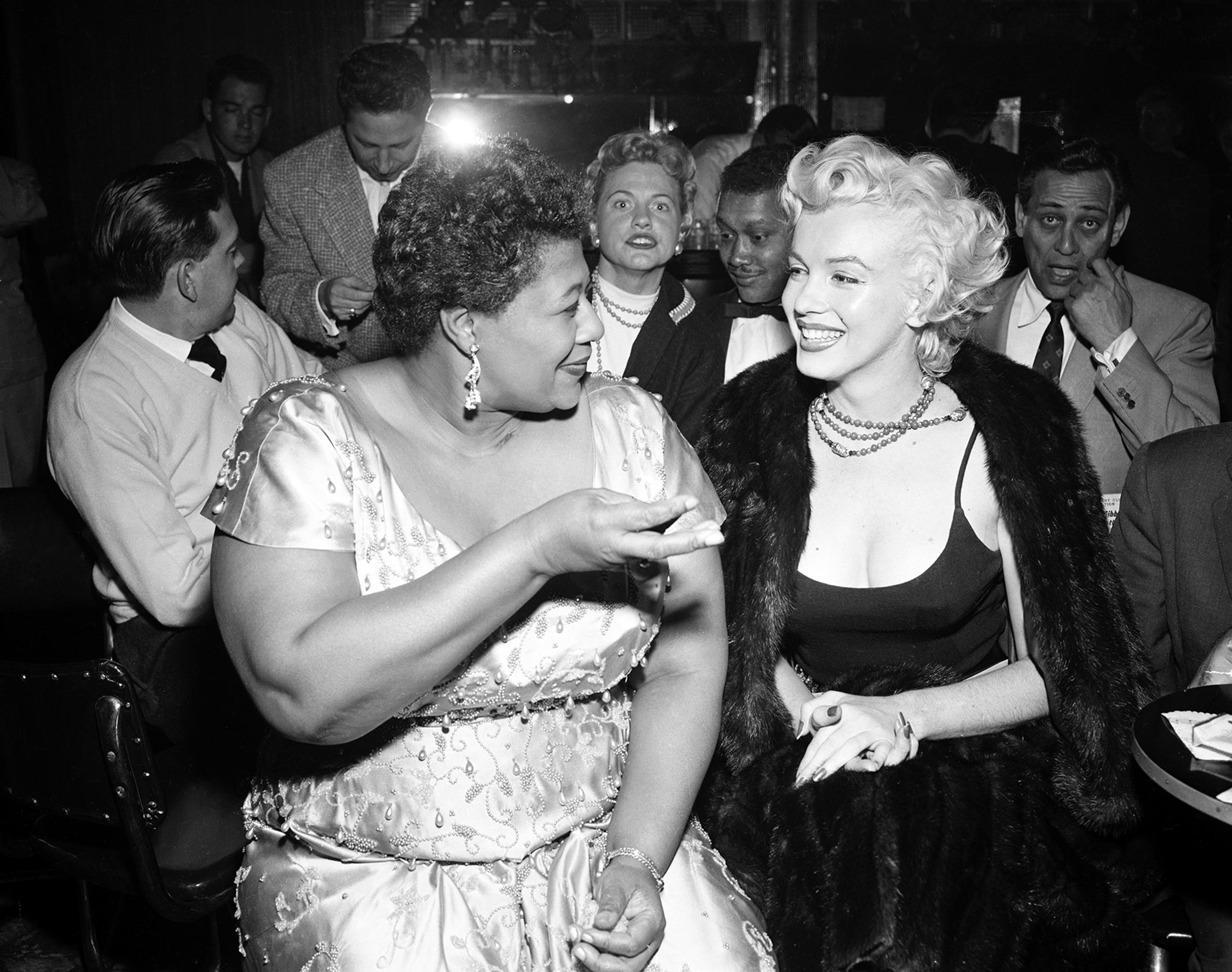 Marilyn tuki jazz-legenda Ella Fitzgeraldia rotuerottelun raastamassa maassa.