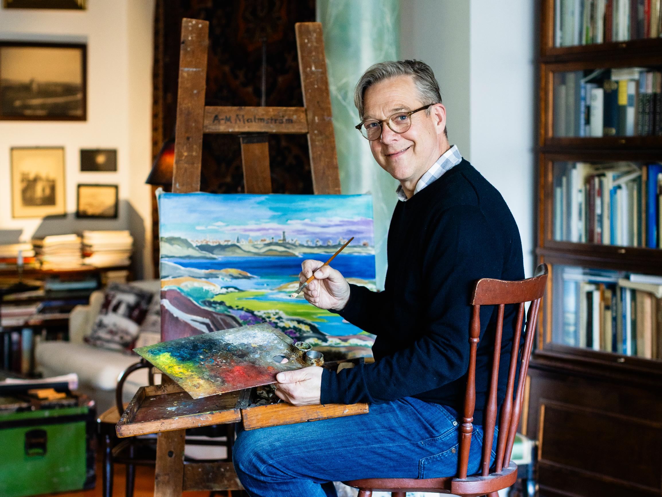 Näyttelijä Riko Eklundhin töölöläiskoti vie satojen vuosien taakse – laittoi hirveässä tilassa olleen asunnon kuntoon ja sisusti sen antiikilla