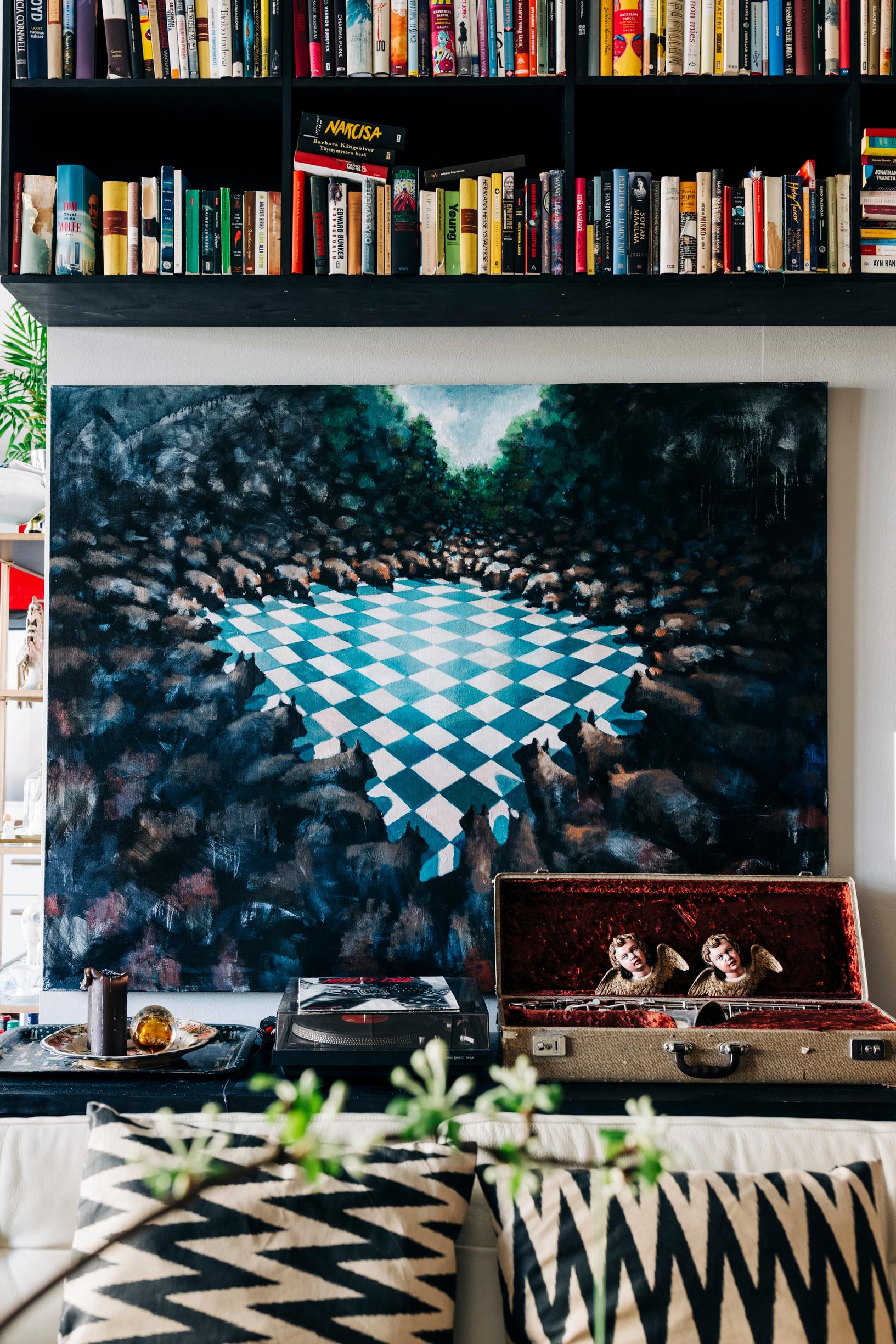 Samuli Heimosen mystinen teos ruokkii mielikuvitusta olohuoneessa.